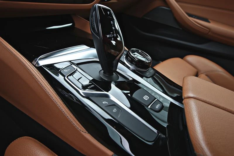 BMW 540 MPACK* ПОДГРЕВ* ПЕРА* КОЖА* ПАНОРАМА, снимка 10 - Автомобили и джипове - 54324024