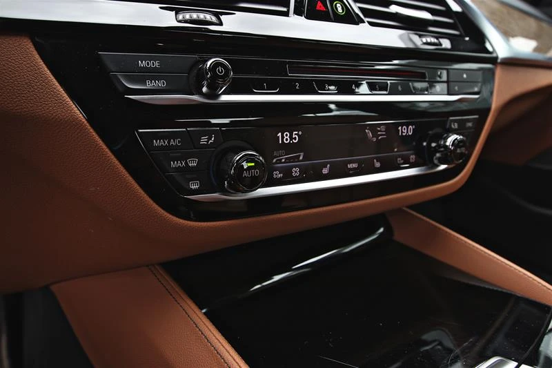 BMW 540 MPACK* ПОДГРЕВ* ПЕРА* КОЖА* ПАНОРАМА, снимка 11 - Автомобили и джипове - 54324024