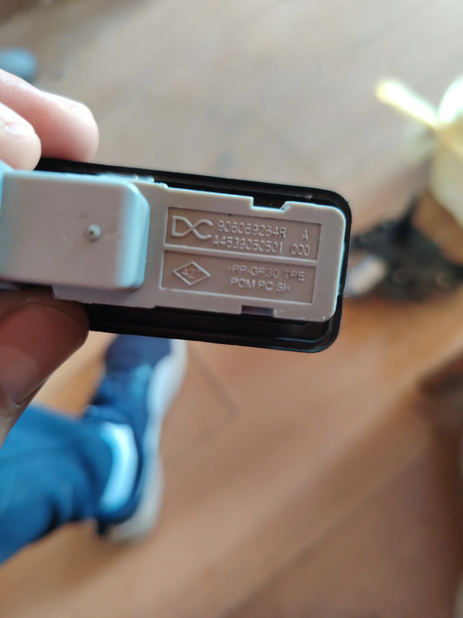 906069264R бутон заден капак Дачия, снимка 2 - Части - 56257870