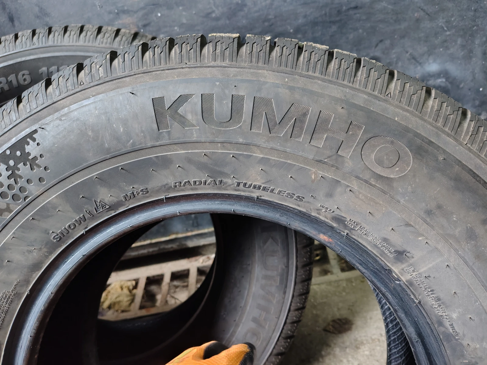 Гуми Зимни 255/70R16, снимка 5 - Гуми и джанти - 54085926