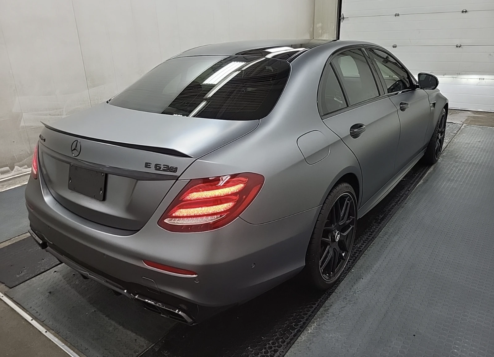 Mercedes-Benz E 63 AMG S - изображение 3