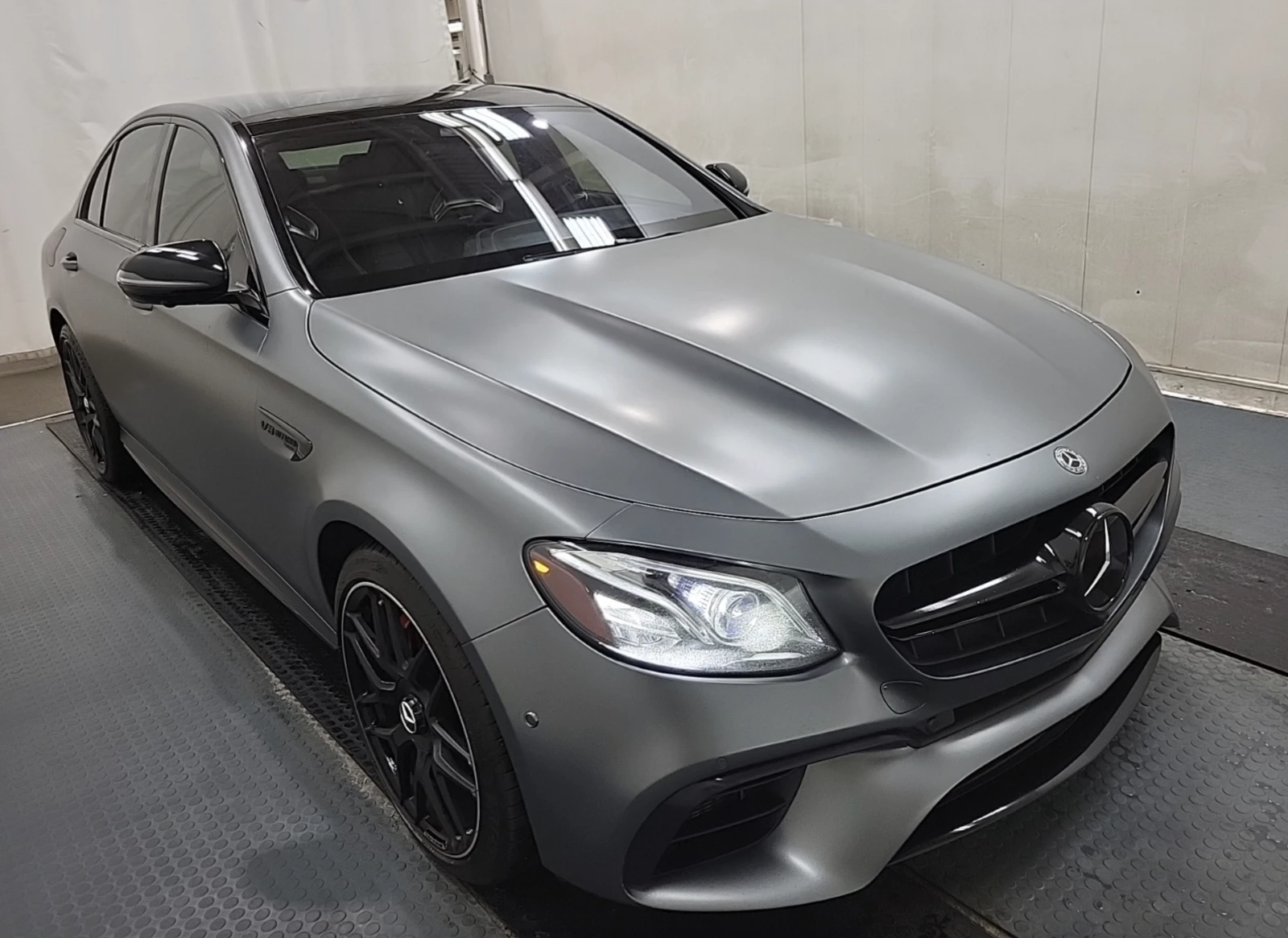 Mercedes-Benz E 63 AMG S - изображение 2