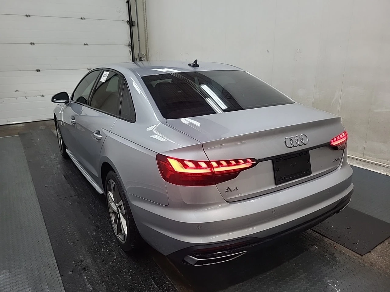 Audi A4 * АВТО КРЕДИТ* ЦЕНА ДО БГ * Сервизна история *  - изображение 6