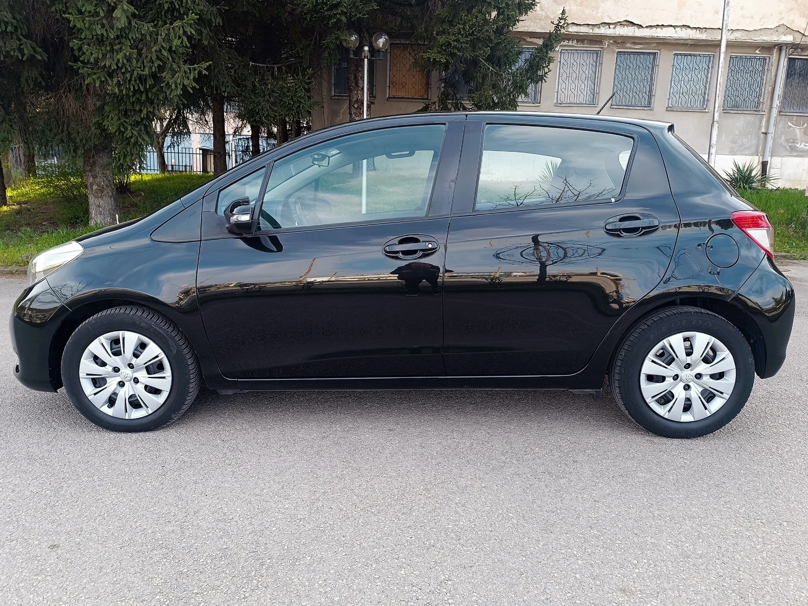 Toyota Yaris 1.0i 70 k.c 102 000km., снимка 2 - Автомобили и джипове - 54156111