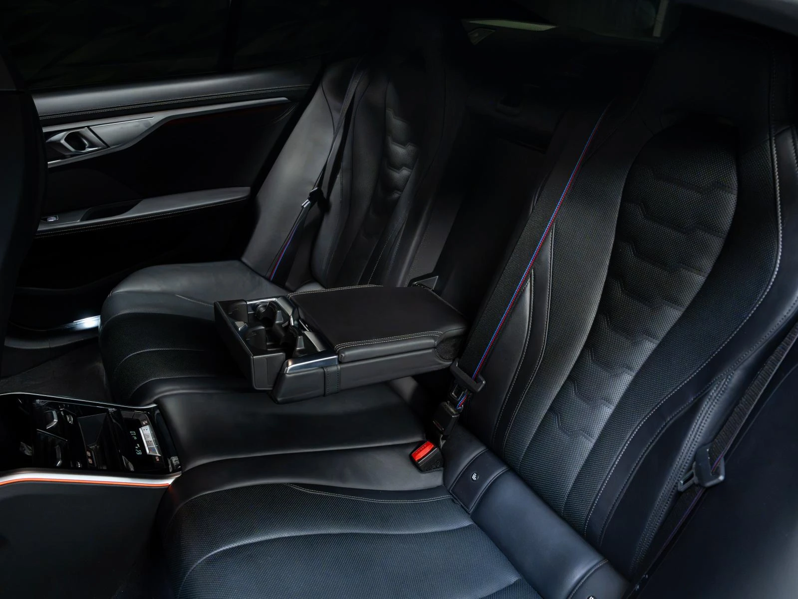 BMW 840 D* XDRIVE* M-PACK* H&K* 360* HUD* SOFTCLOSE* , снимка 12 - Автомобили и джипове - 55995584