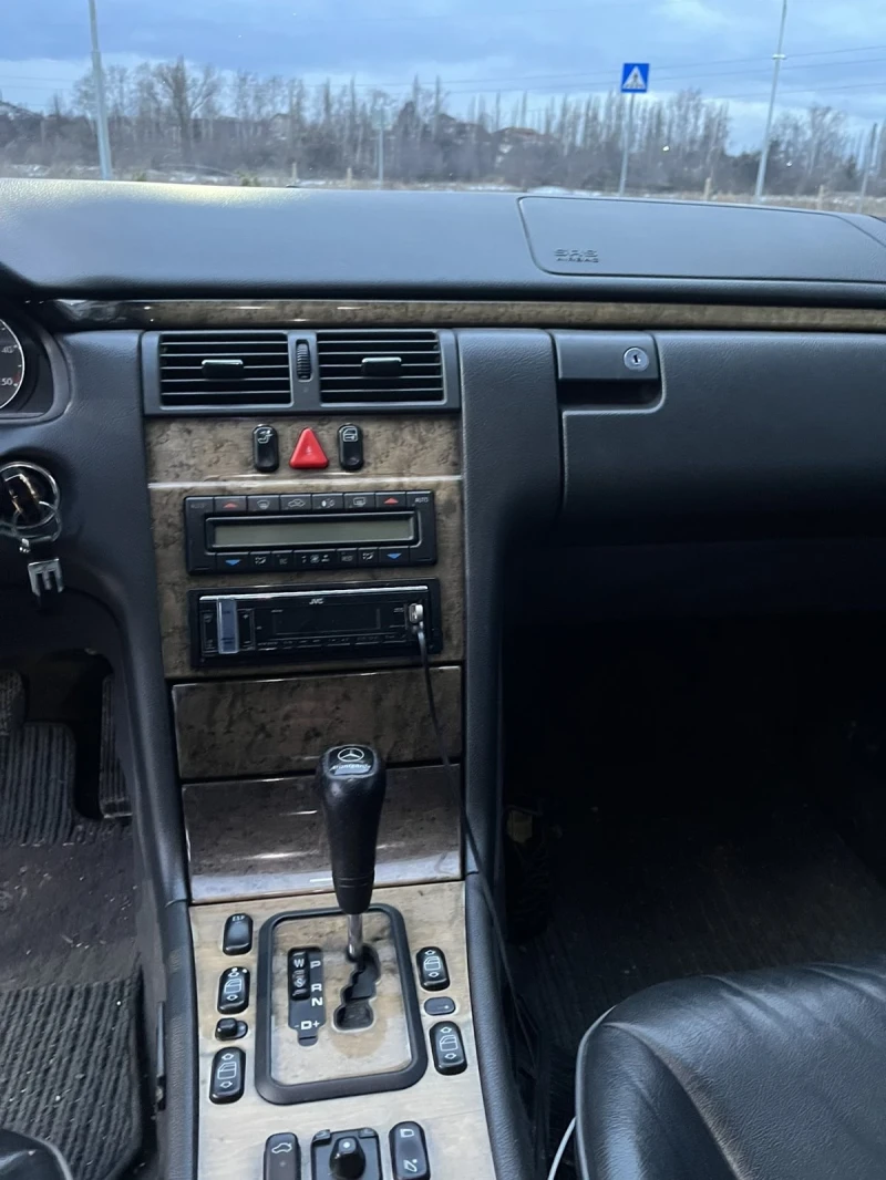 Mercedes-Benz E 320, снимка 8 - Автомобили и джипове - 48915821