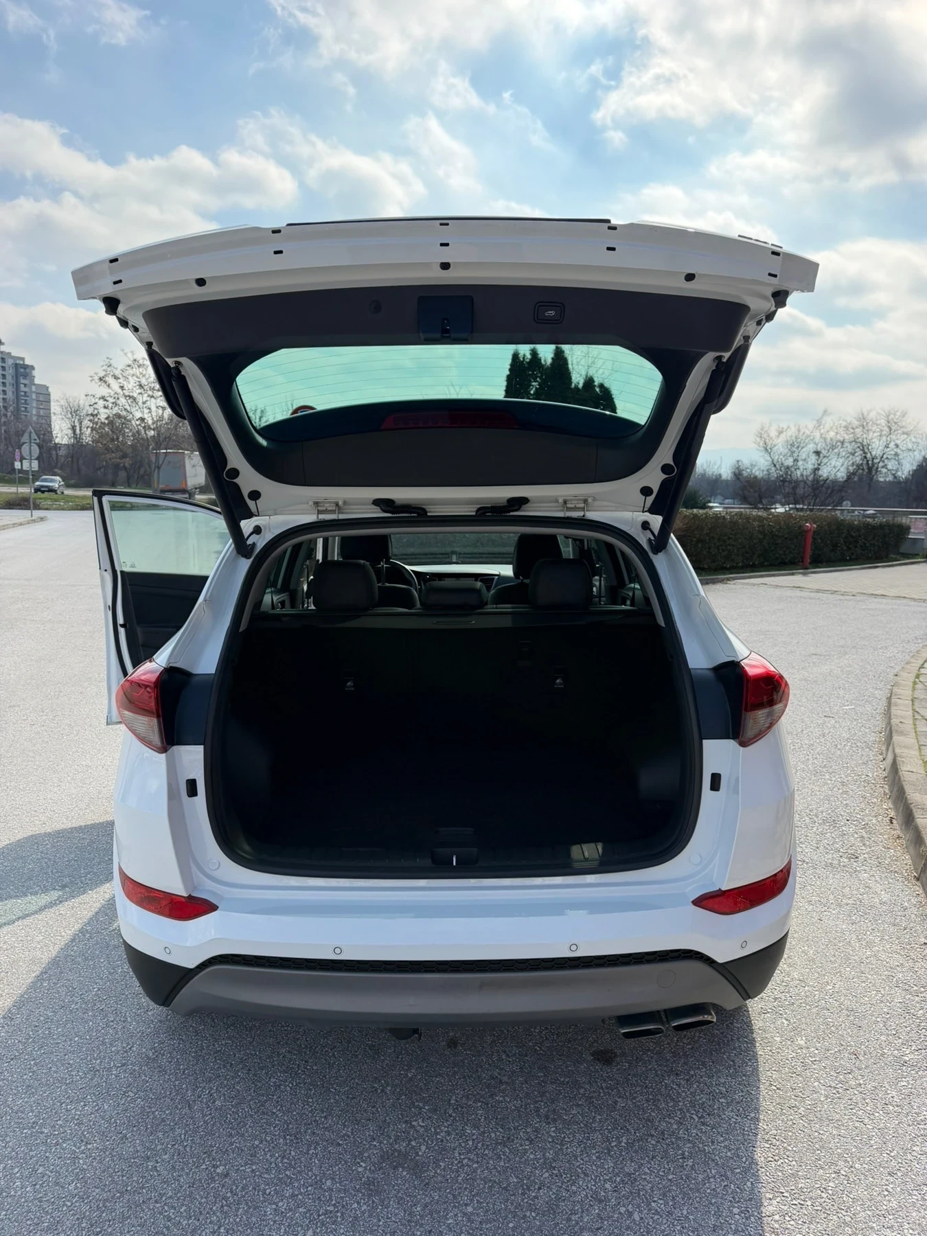 Hyundai Tucson 2.0 CRDI, снимка 13 - Автомобили и джипове - 53690504