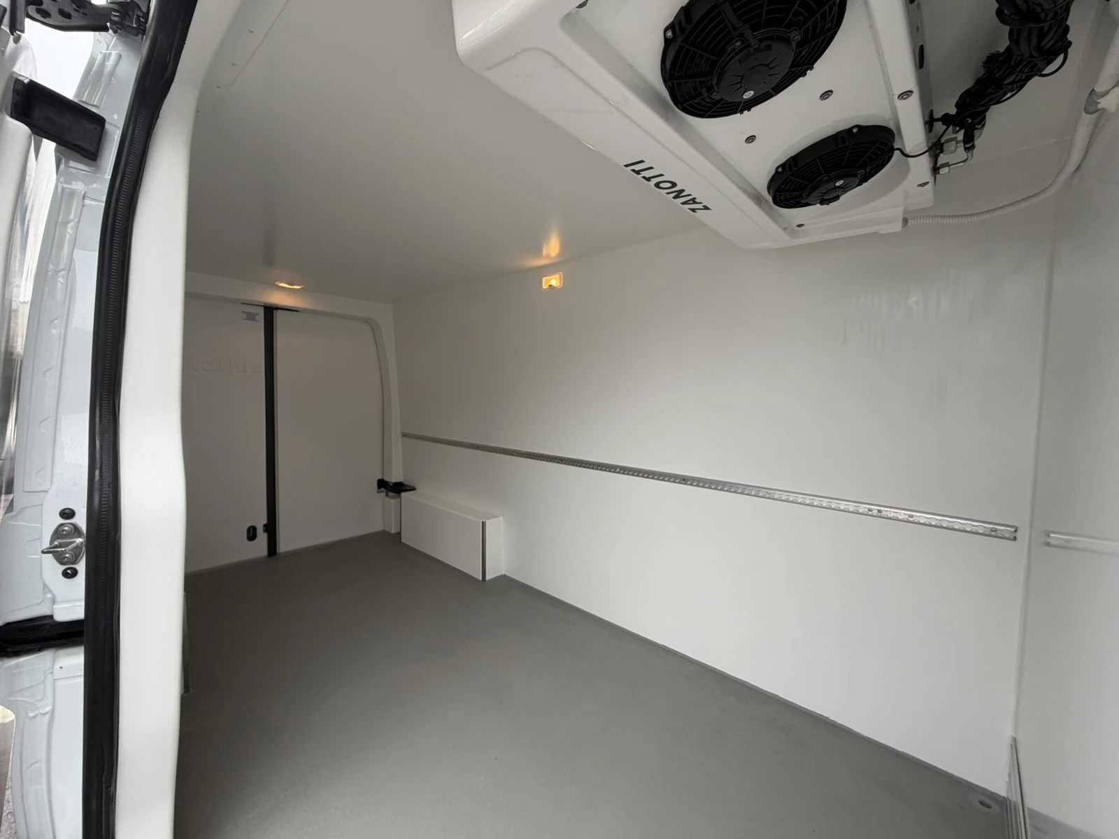 Renault Master ХЛАДИЛЕН L3H2 3, 5 т 2.0Blue dCi 130 - изображение 7