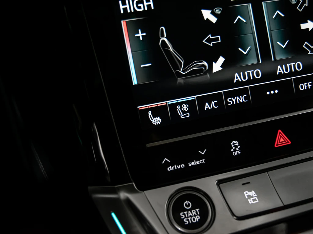 Audi E-Tron TECHNIK QUATTRO HEADS UP BLIND SPOTS NAVI REAR CAM | Mobile.bg   11