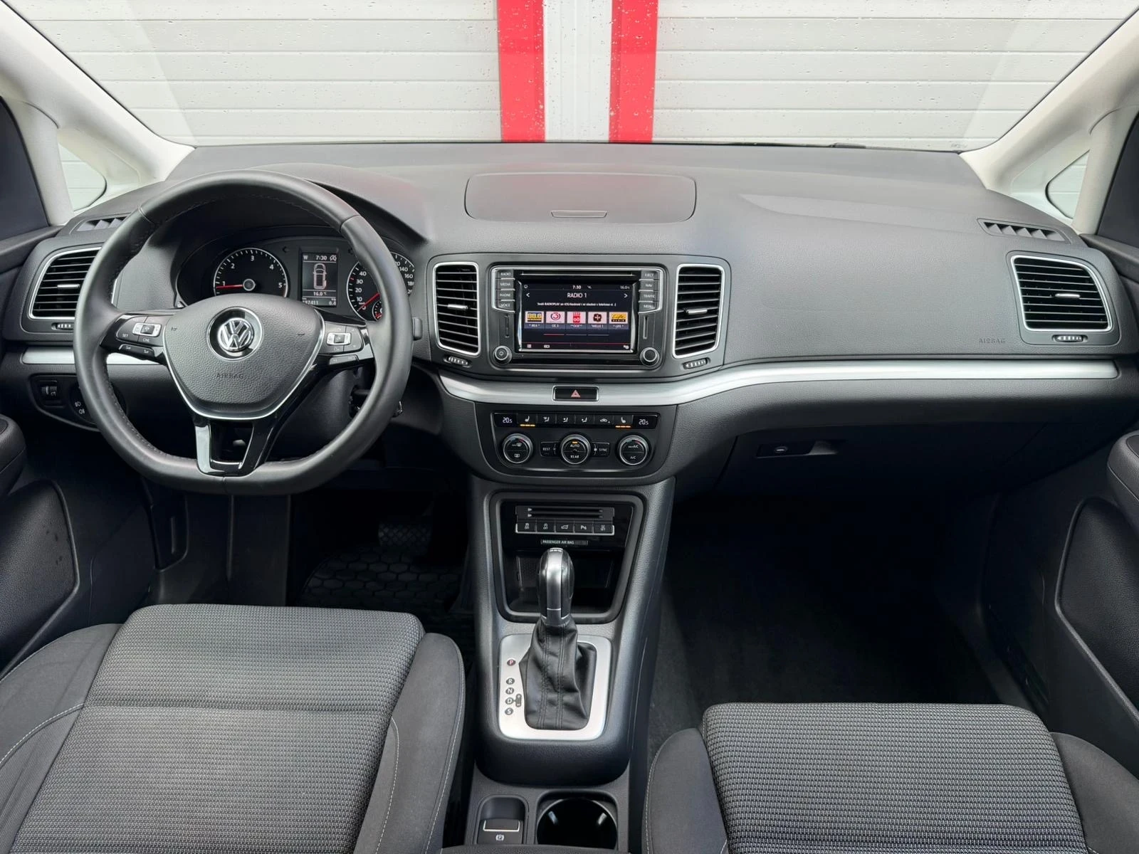 VW Sharan 2.0TDI AUTOMATIK DSG NAVI EVRO 6B ЛИЗИНГ!!!, снимка 14 - Автомобили и джипове - 56242900