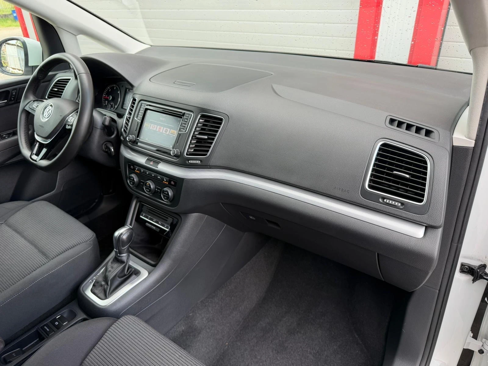 VW Sharan 2.0TDI AUTOMATIK DSG NAVI EVRO 6B ЛИЗИНГ!!!, снимка 15 - Автомобили и джипове - 56242900