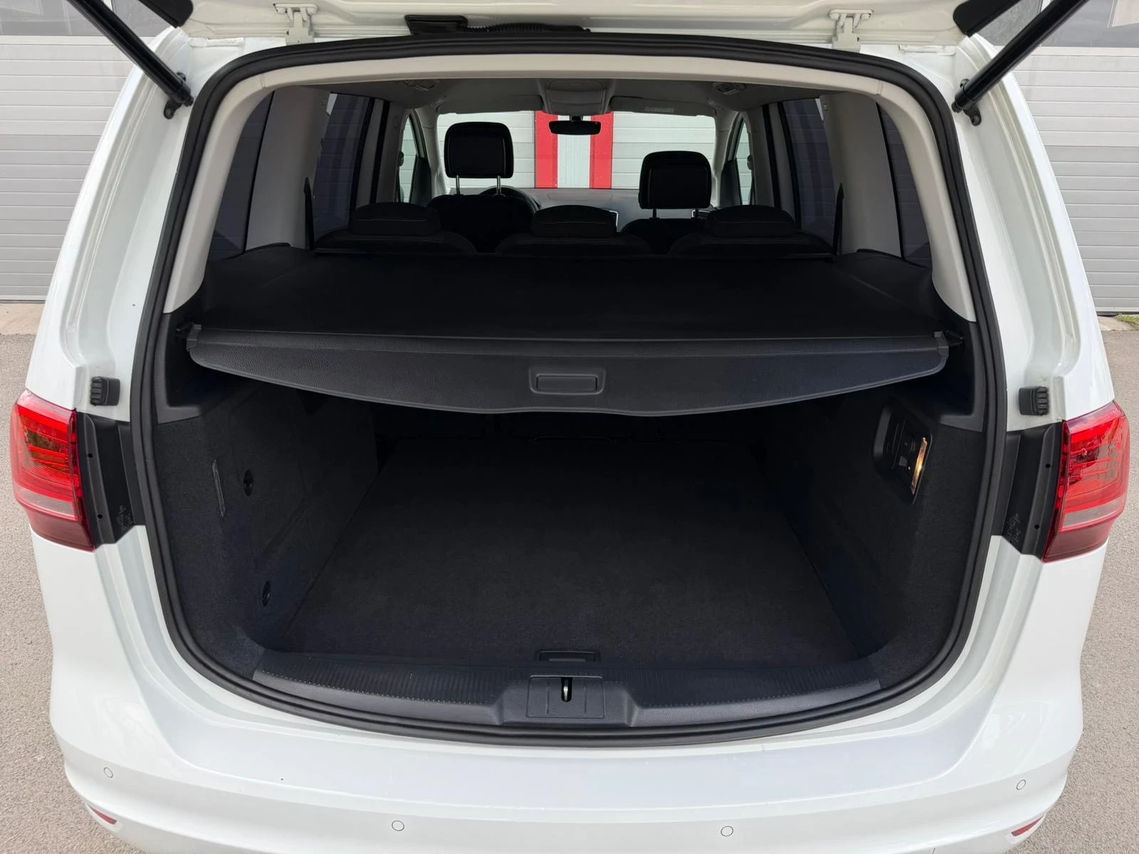 VW Sharan 2.0TDI AUTOMATIK DSG NAVI EVRO 6B ЛИЗИНГ!!!, снимка 11 - Автомобили и джипове - 56242900