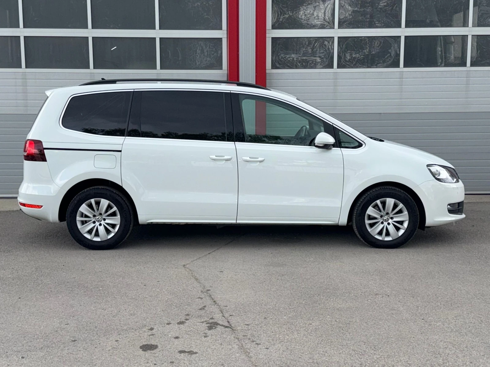 VW Sharan 2.0TDI AUTOMATIK DSG NAVI EVRO 6B ЛИЗИНГ!!!, снимка 7 - Автомобили и джипове - 56242900