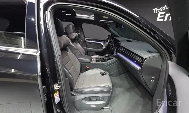VW Touareg 3.0TDI * R LINE * ОБДУХВАНЕ * HEAD UP * KEYLESS * , снимка 10 - Автомобили и джипове - 56117609