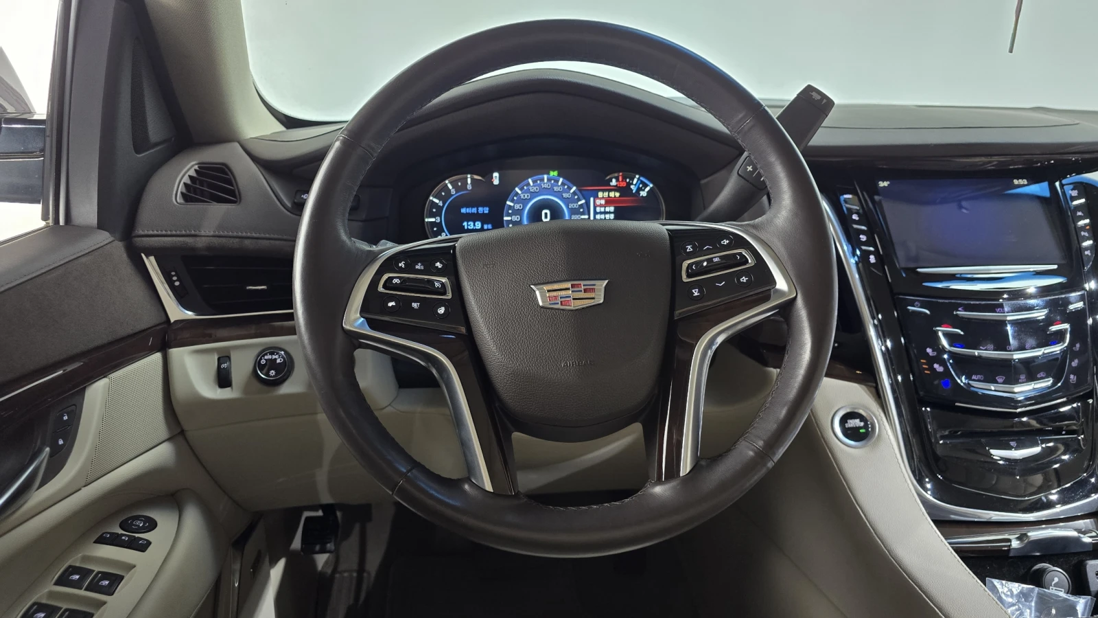 Cadillac Escalade 6.2* BLIND SPOT* HUD* ЕЛ. БАГАЖНИК* 360* КРАЙНА ЦЕ, снимка 12 - Автомобили и джипове - 55367097