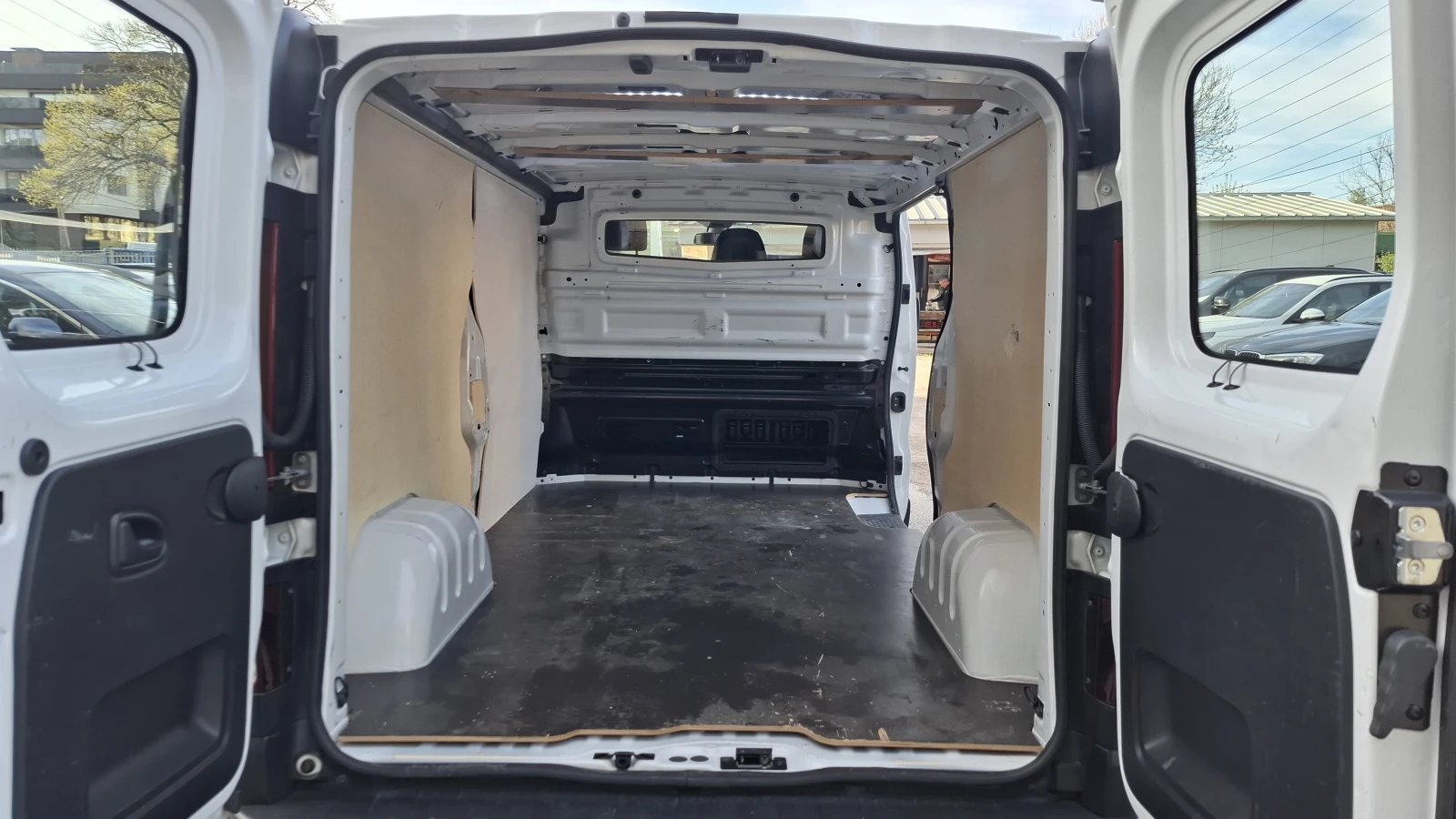 Renault Trafic 2.0 dCi 170, снимка 15 - Бусове и автобуси - 54244230