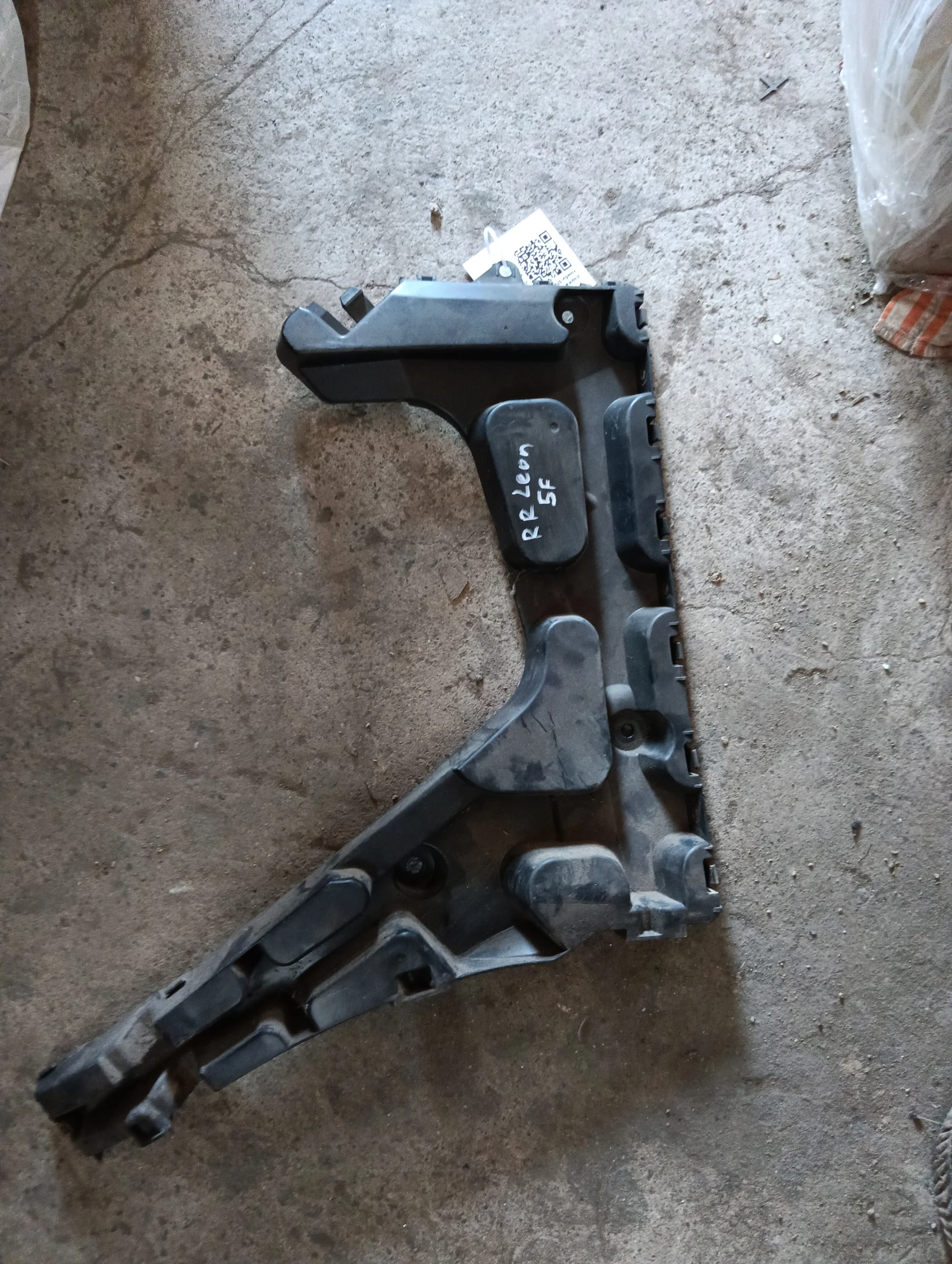 държач броня заден десен комби 5F9807376B Seat Leon