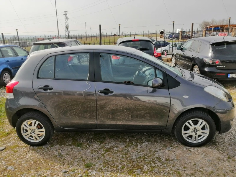 Toyota Yaris 1.0, снимка 3 - Автомобили и джипове - 44530113