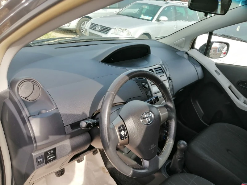 Toyota Yaris 1.0, снимка 9 - Автомобили и джипове - 44530113