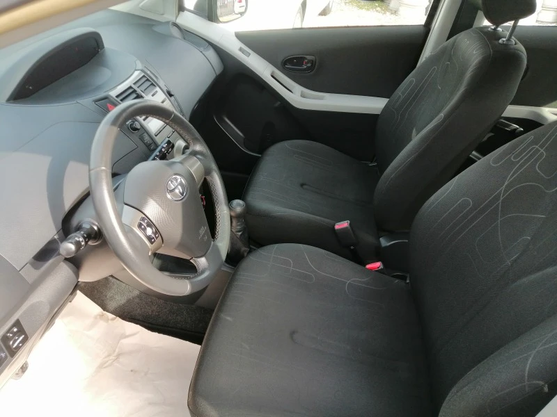 Toyota Yaris 1.0, снимка 8 - Автомобили и джипове - 44530113