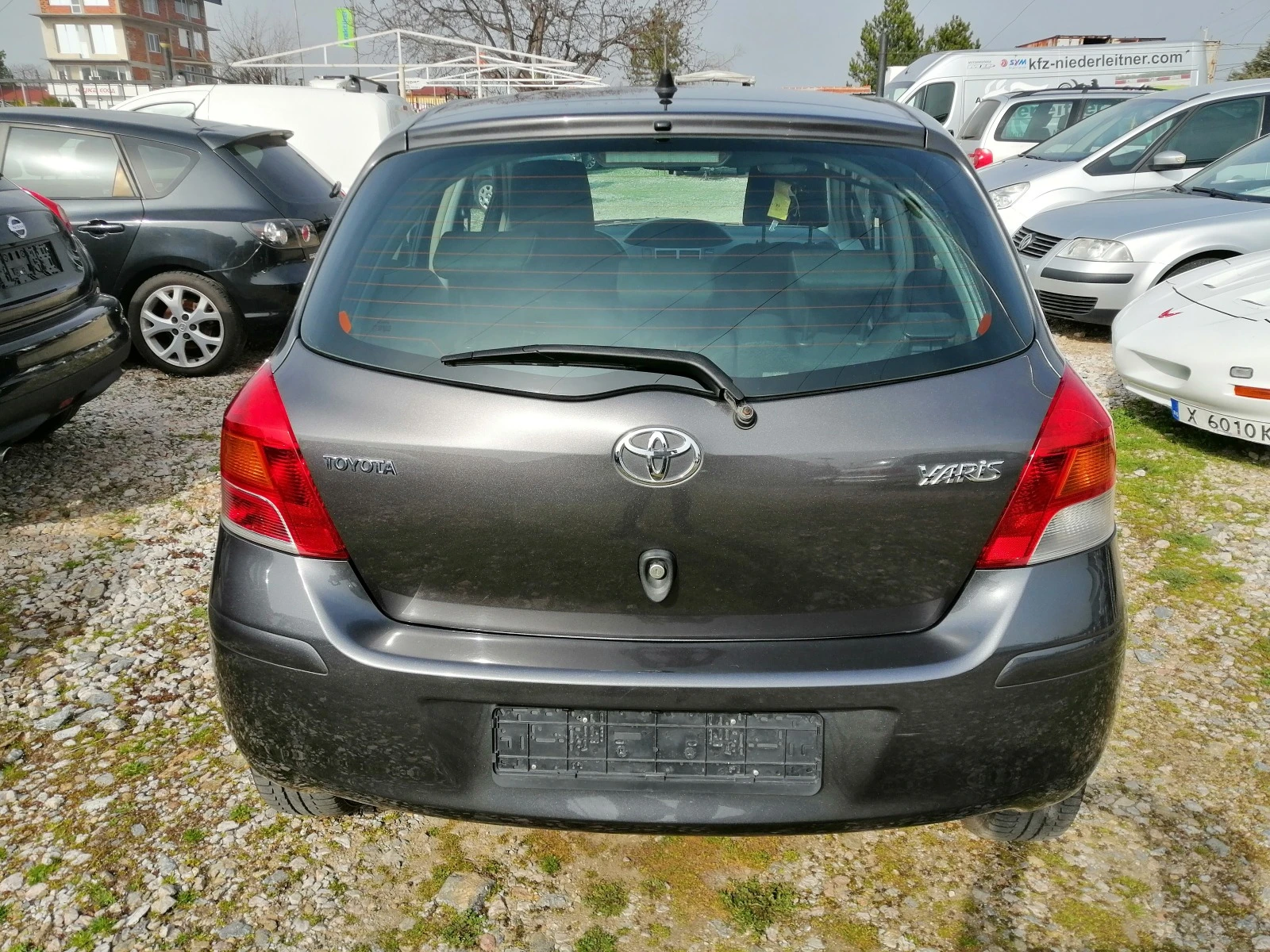 Toyota Yaris 1.0 - изображение 5