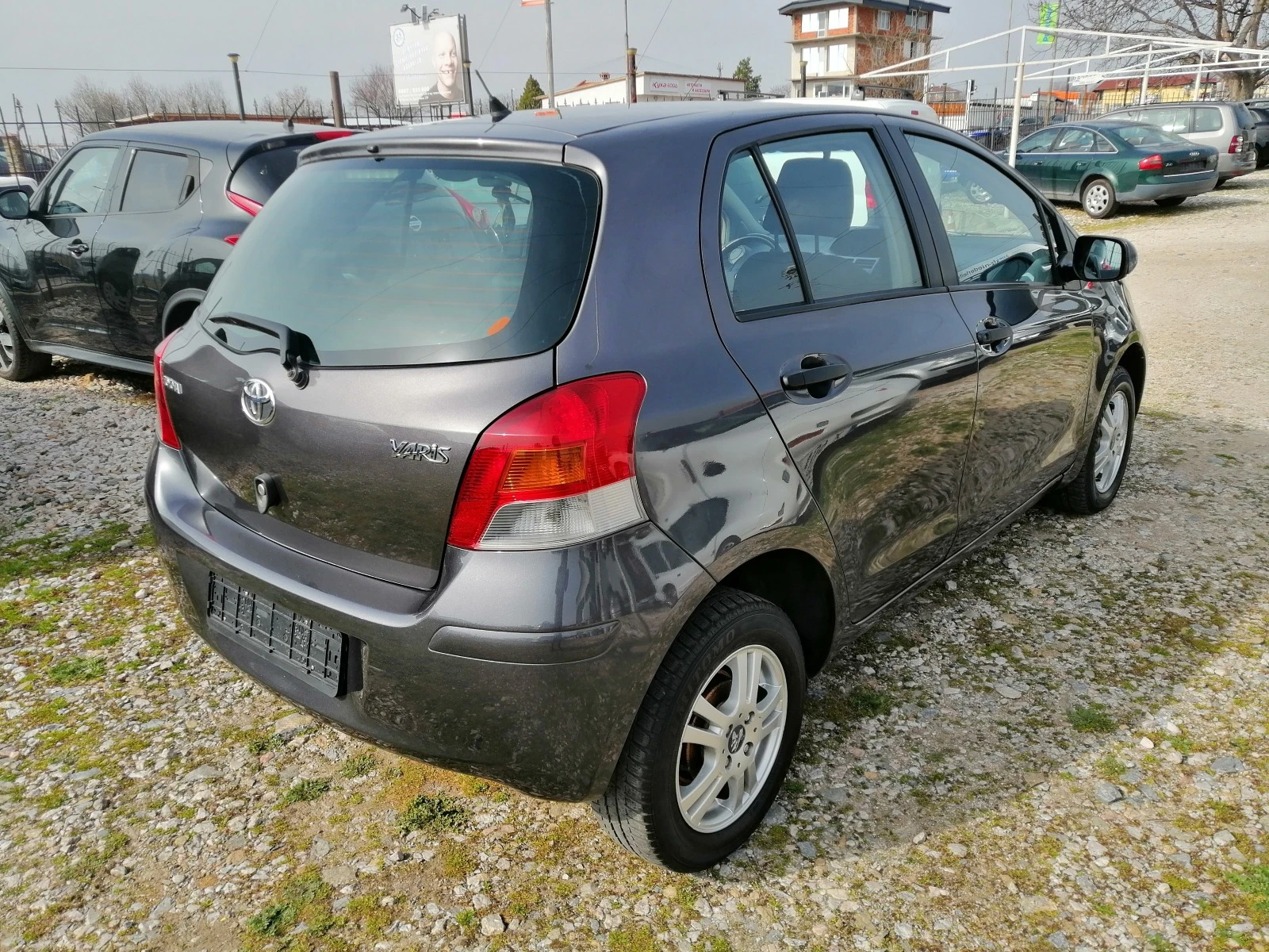 Toyota Yaris 1.0 - изображение 4