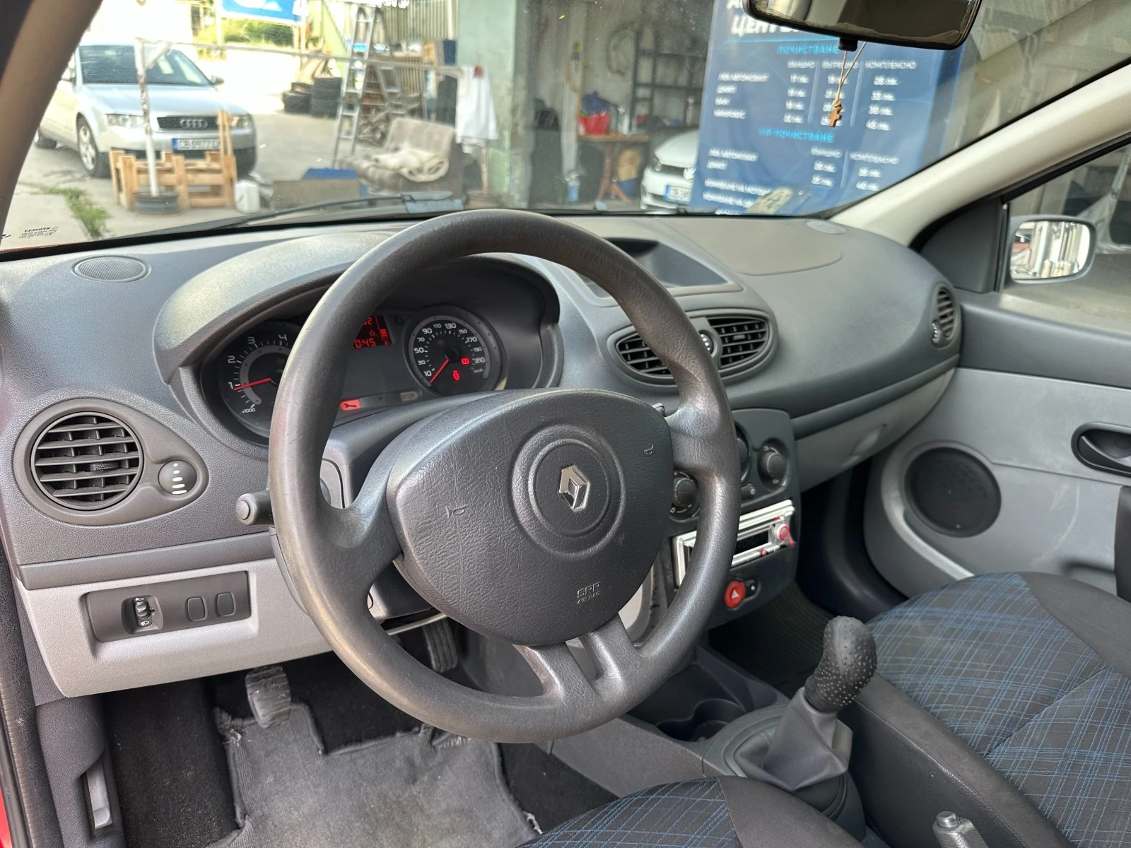 Renault Clio 1.2 16V 75кс КЛИМАТИК - изображение 8