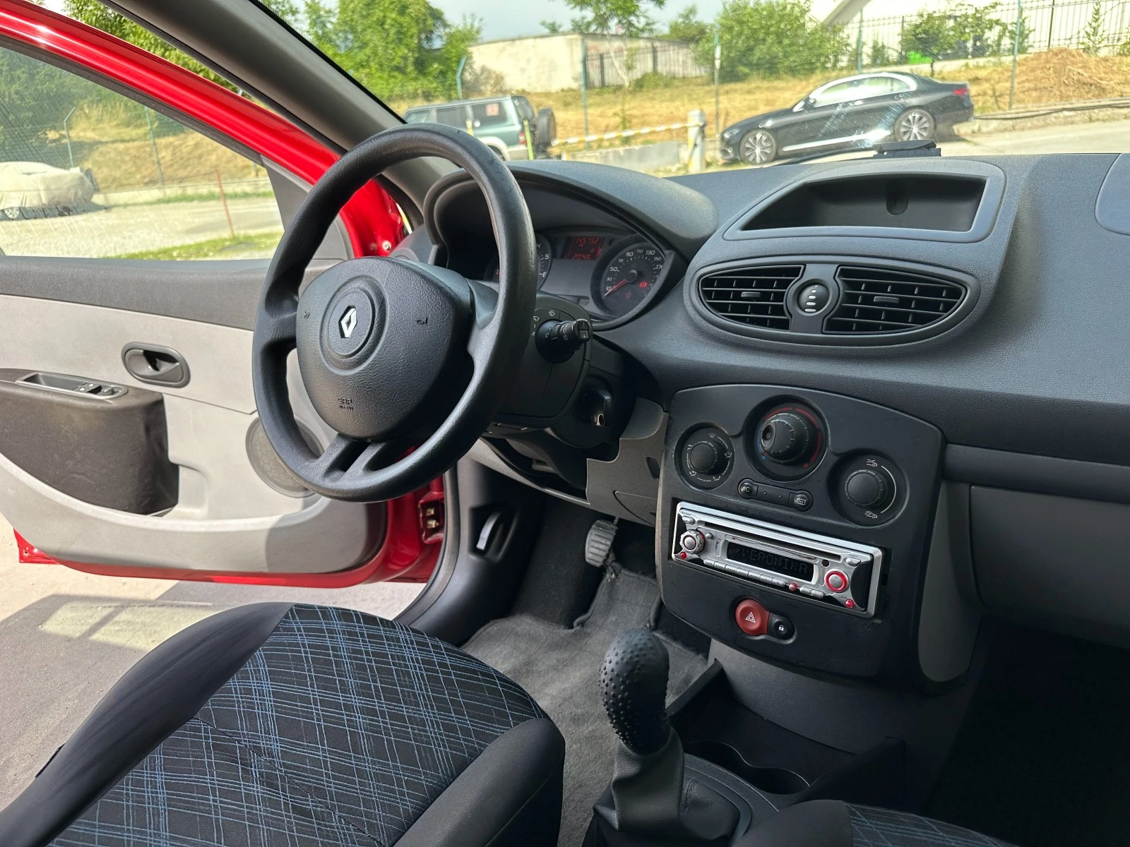 Renault Clio 1.2 16V 75кс КЛИМАТИК - изображение 10