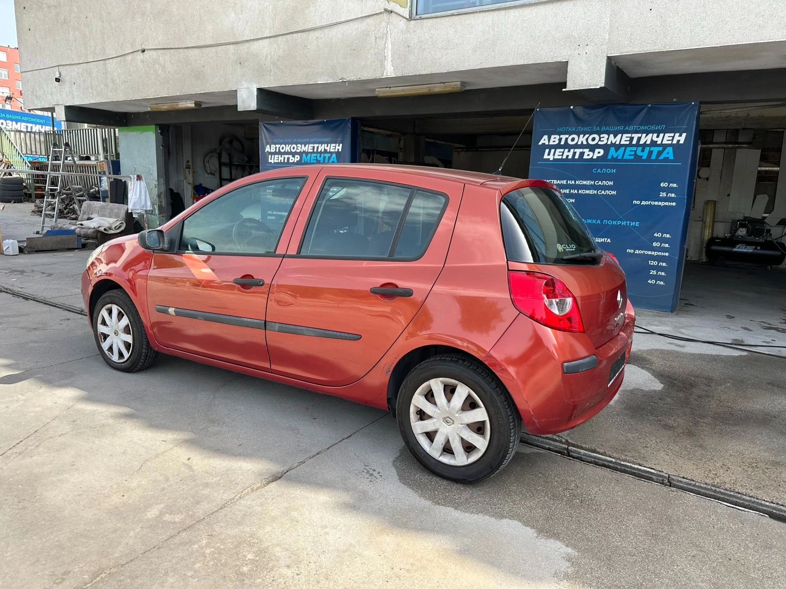 Renault Clio 1.2 16V 75кс КЛИМАТИК - изображение 3