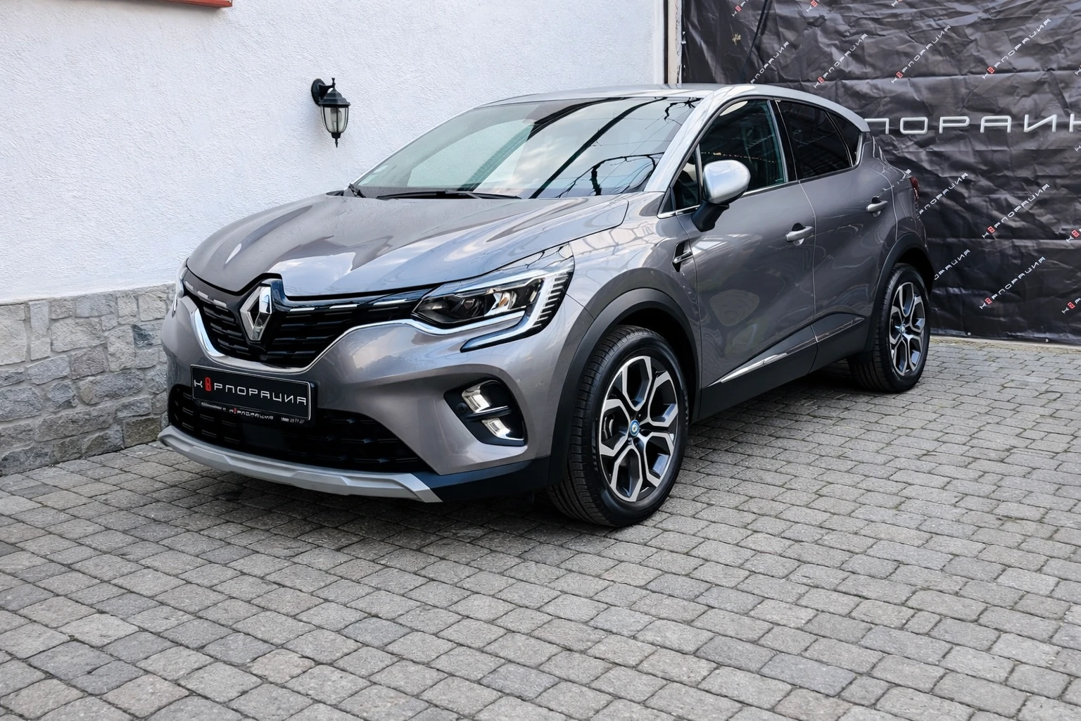 Renault Captur 1.6 E-Tech PLUG-IN HYBRID, снимка 2 - Автомобили и джипове - 54038013
