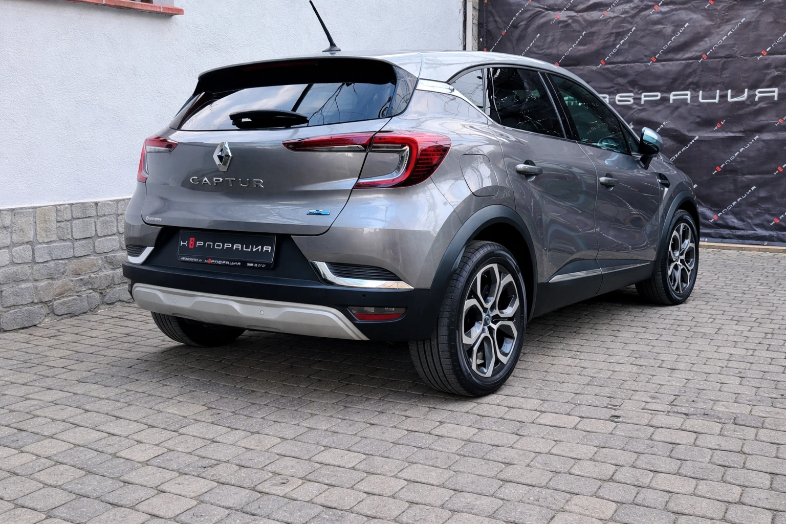 Renault Captur 1.6 E-Tech PLUG-IN HYBRID, снимка 8 - Автомобили и джипове - 54038013