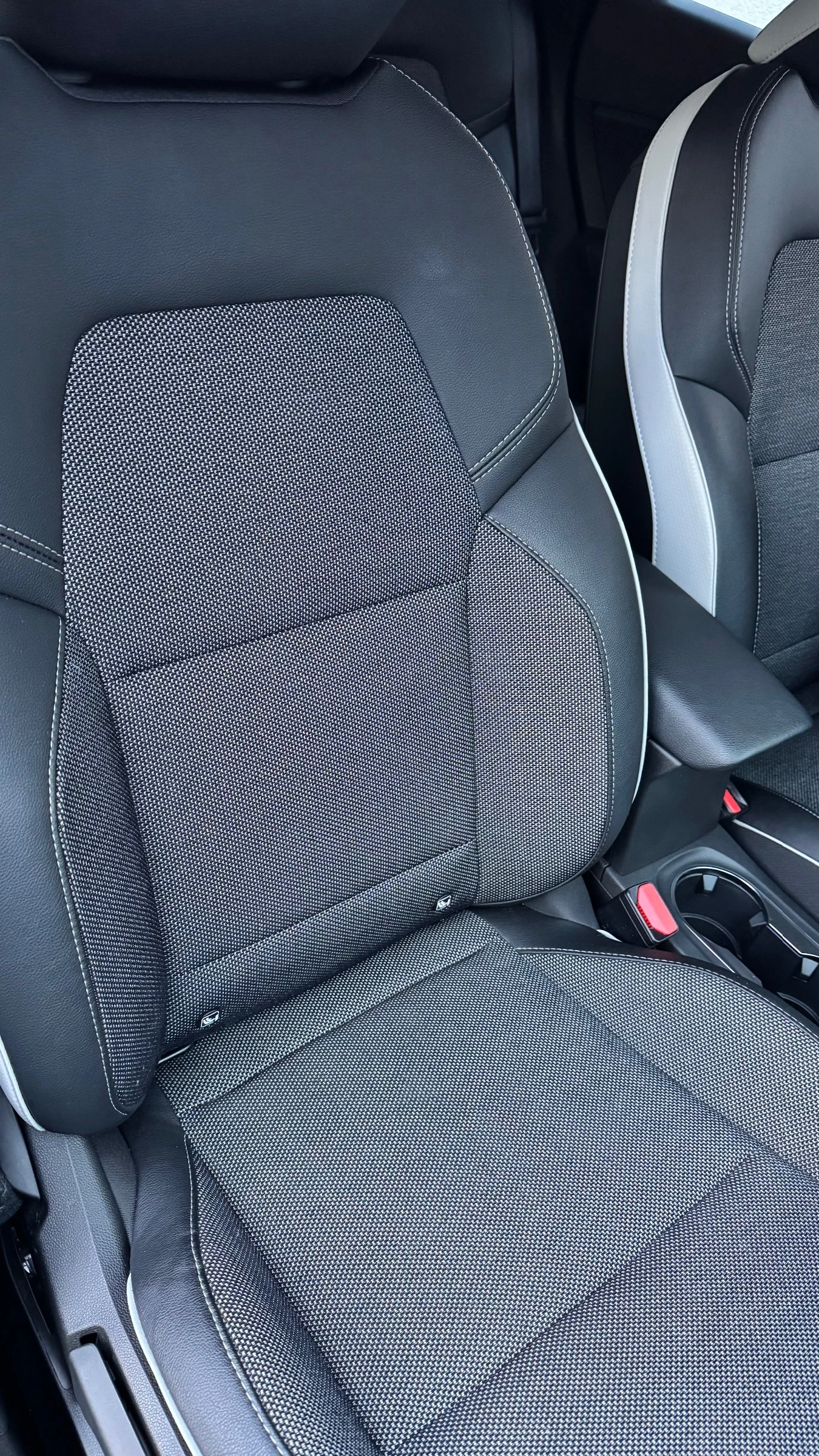 Renault Captur 1.6 E-Tech PLUG-IN HYBRID, снимка 16 - Автомобили и джипове - 54038013