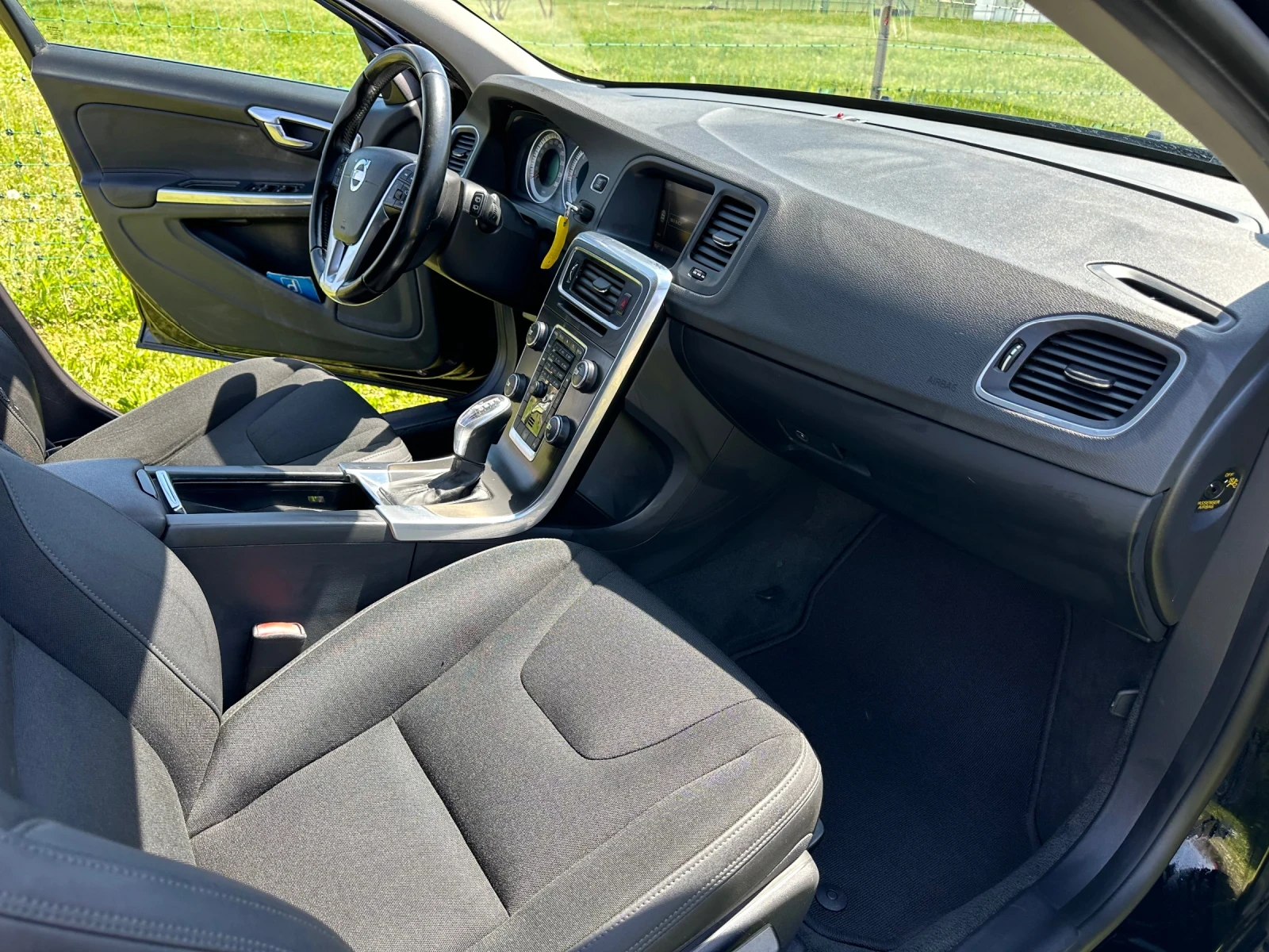 Volvo V60 2.0D D3 R/DESGIN , снимка 17 - Автомобили и джипове - 54360159