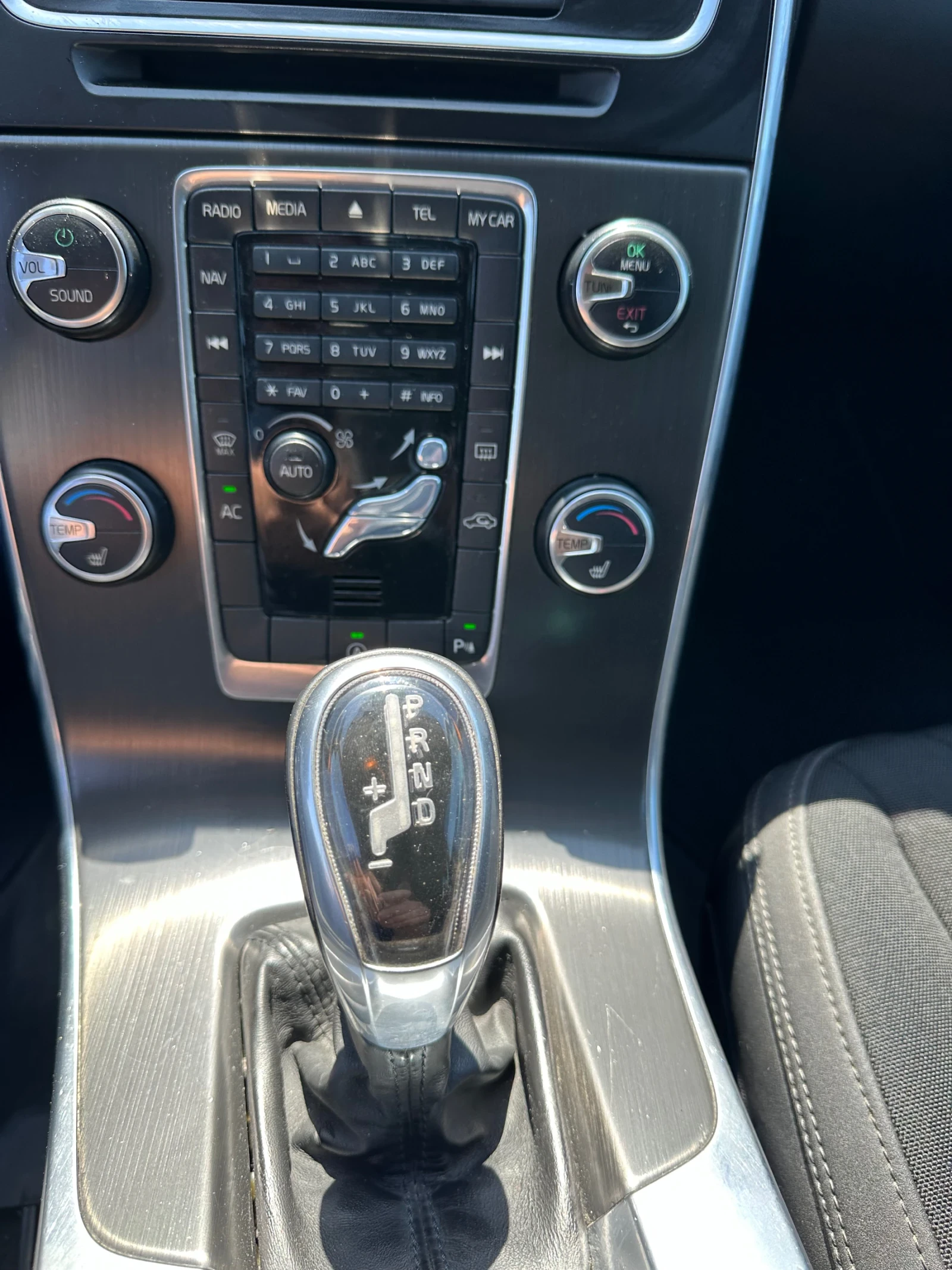 Volvo V60 2.0D D3 R/DESGIN , снимка 10 - Автомобили и джипове - 54360159