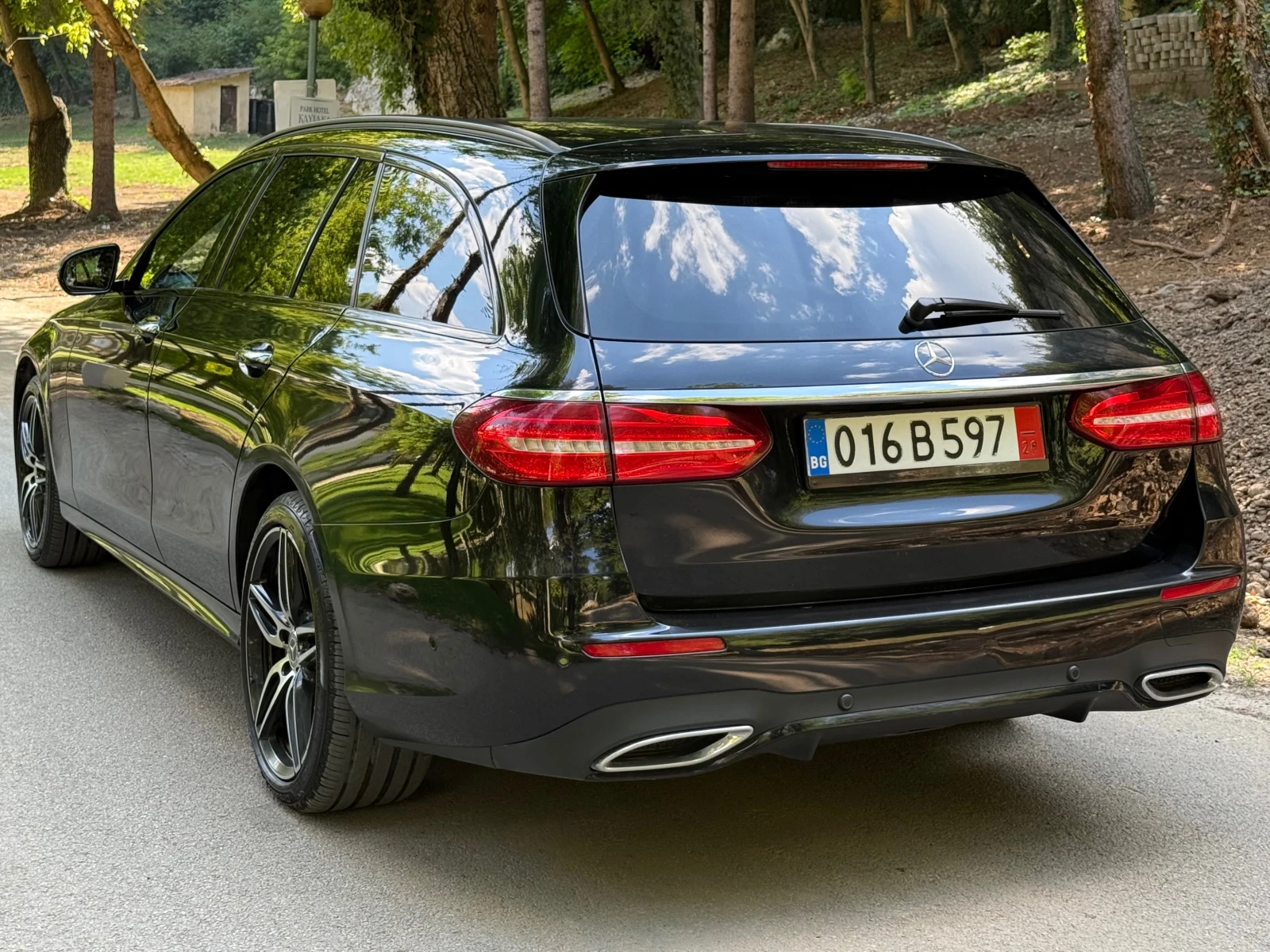 Mercedes-Benz E 220 4MATIC* AMG-LINE* MULTIBEAM LED* DIST* 9G* FULL, снимка 5 - Автомобили и джипове - 55529792