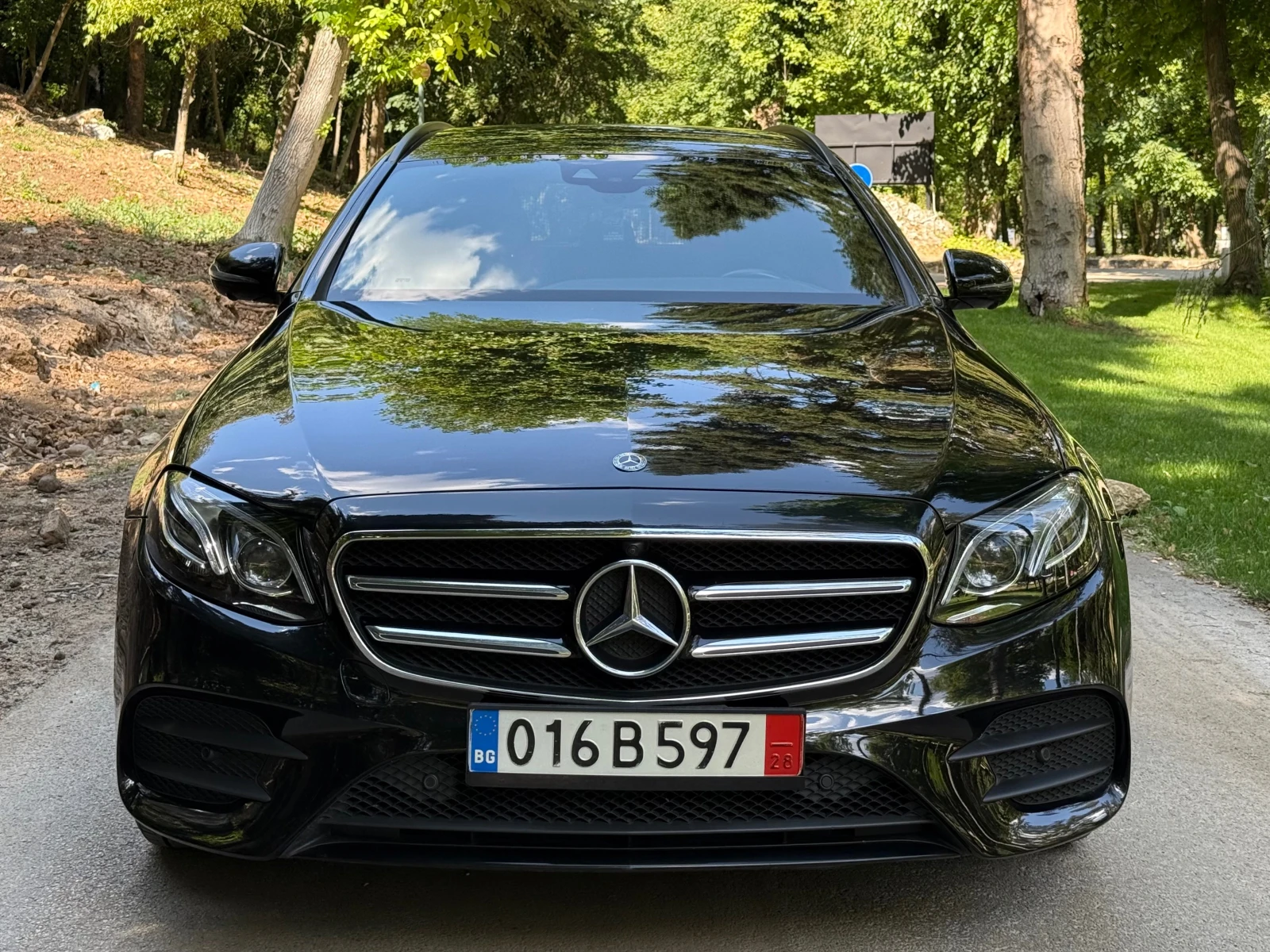 Mercedes-Benz E 220 4MATIC* AMG-LINE* MULTIBEAM LED* DIST* 9G* FULL, снимка 2 - Автомобили и джипове - 55529792