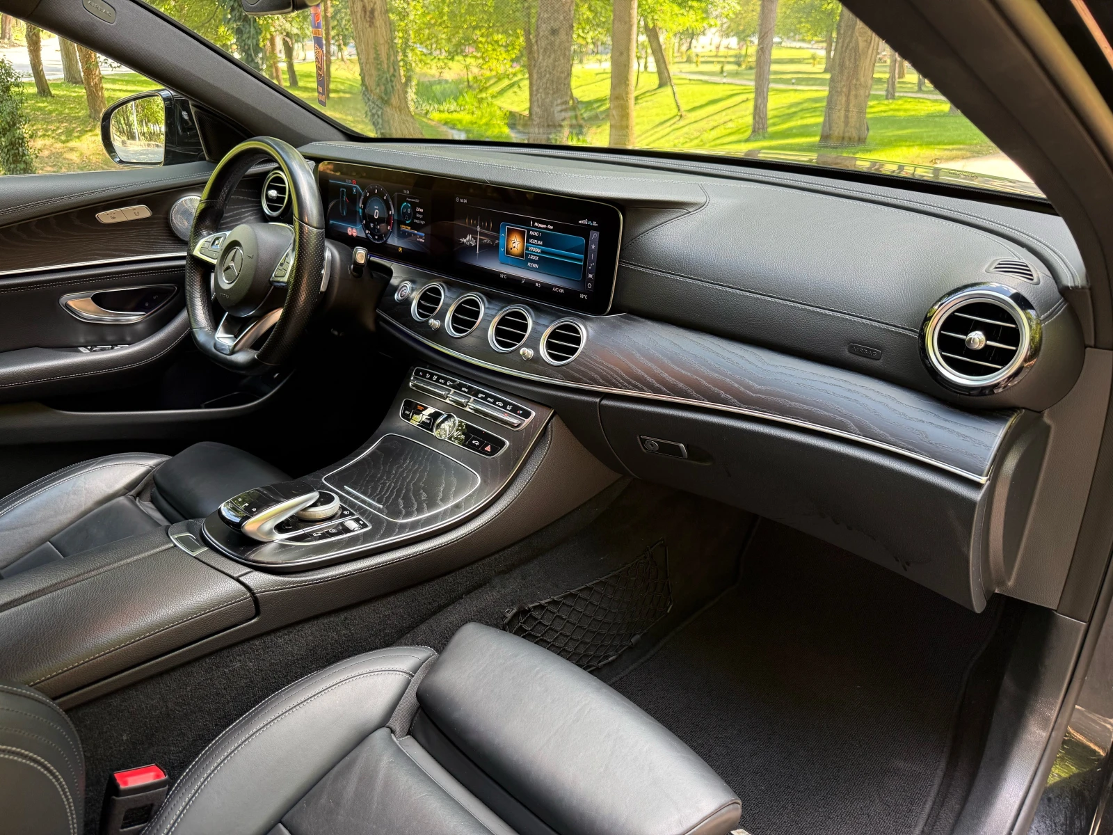 Mercedes-Benz E 220 4MATIC* AMG-LINE* MULTIBEAM LED* DIST* 9G* FULL, снимка 8 - Автомобили и джипове - 55529792