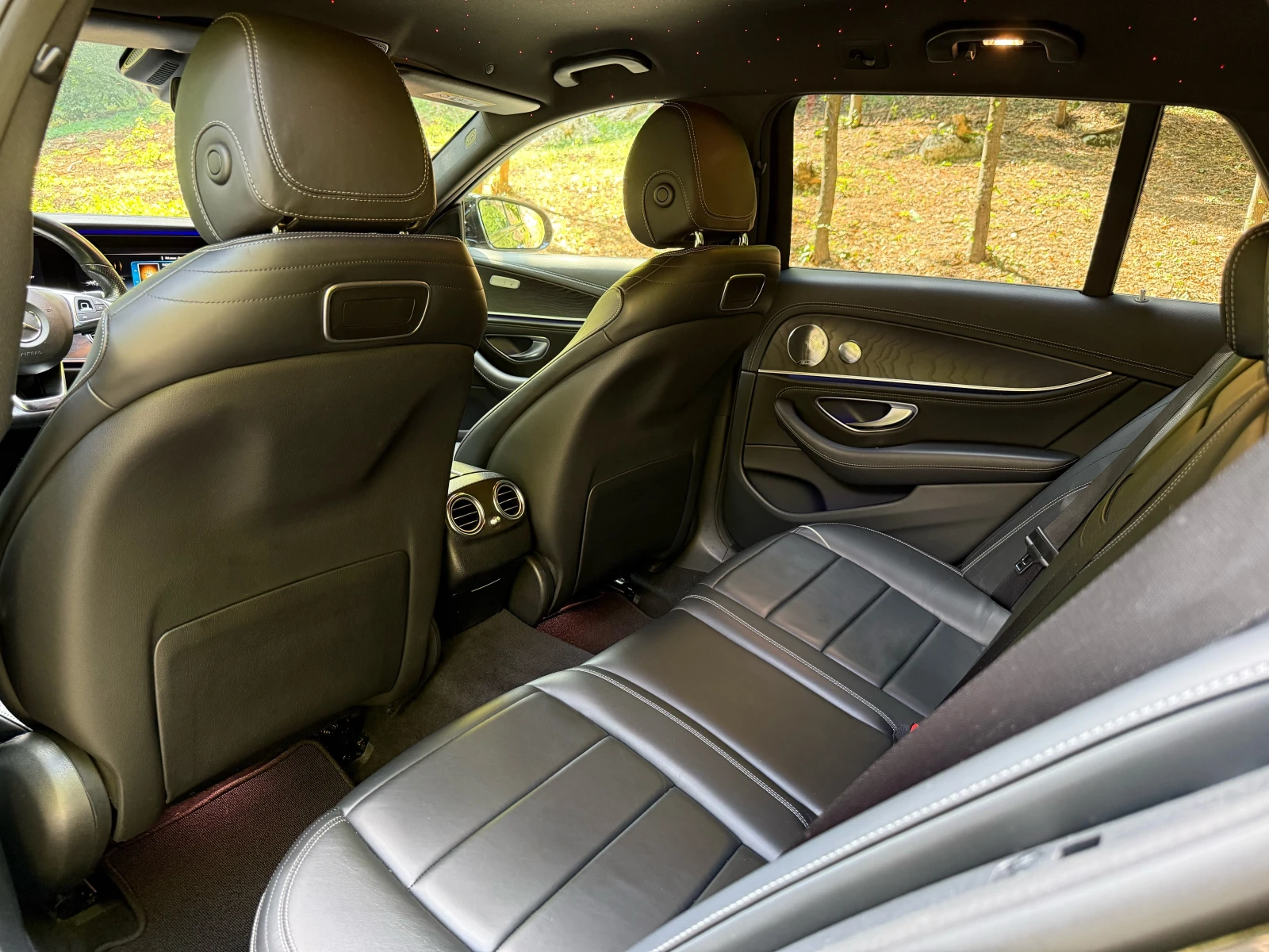 Mercedes-Benz E 220 4MATIC* AMG-LINE* MULTIBEAM LED* DIST* 9G* FULL, снимка 12 - Автомобили и джипове - 55529792