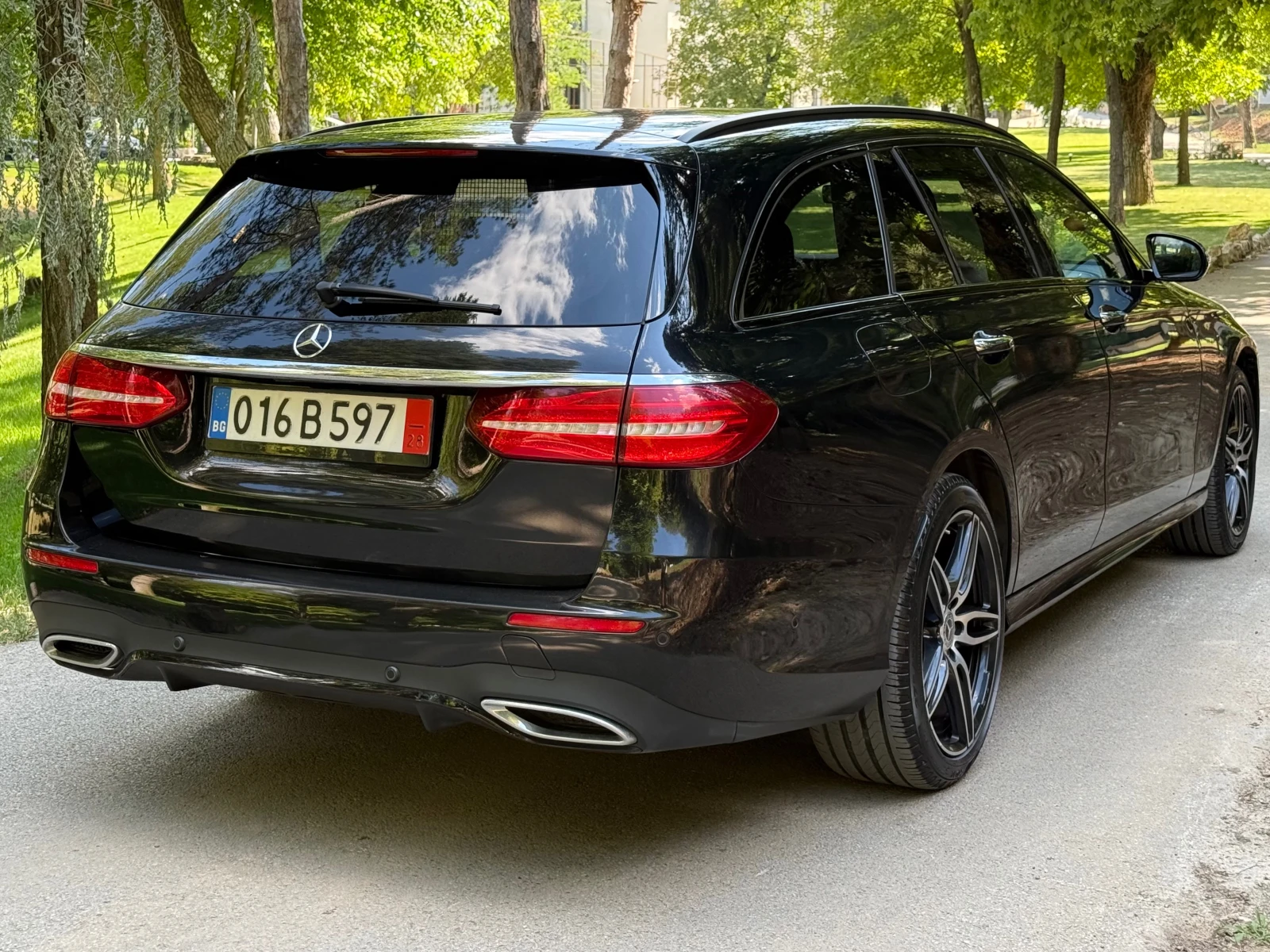 Mercedes-Benz E 220 4MATIC* AMG-LINE* MULTIBEAM LED* DIST* 9G* FULL, снимка 4 - Автомобили и джипове - 55529792
