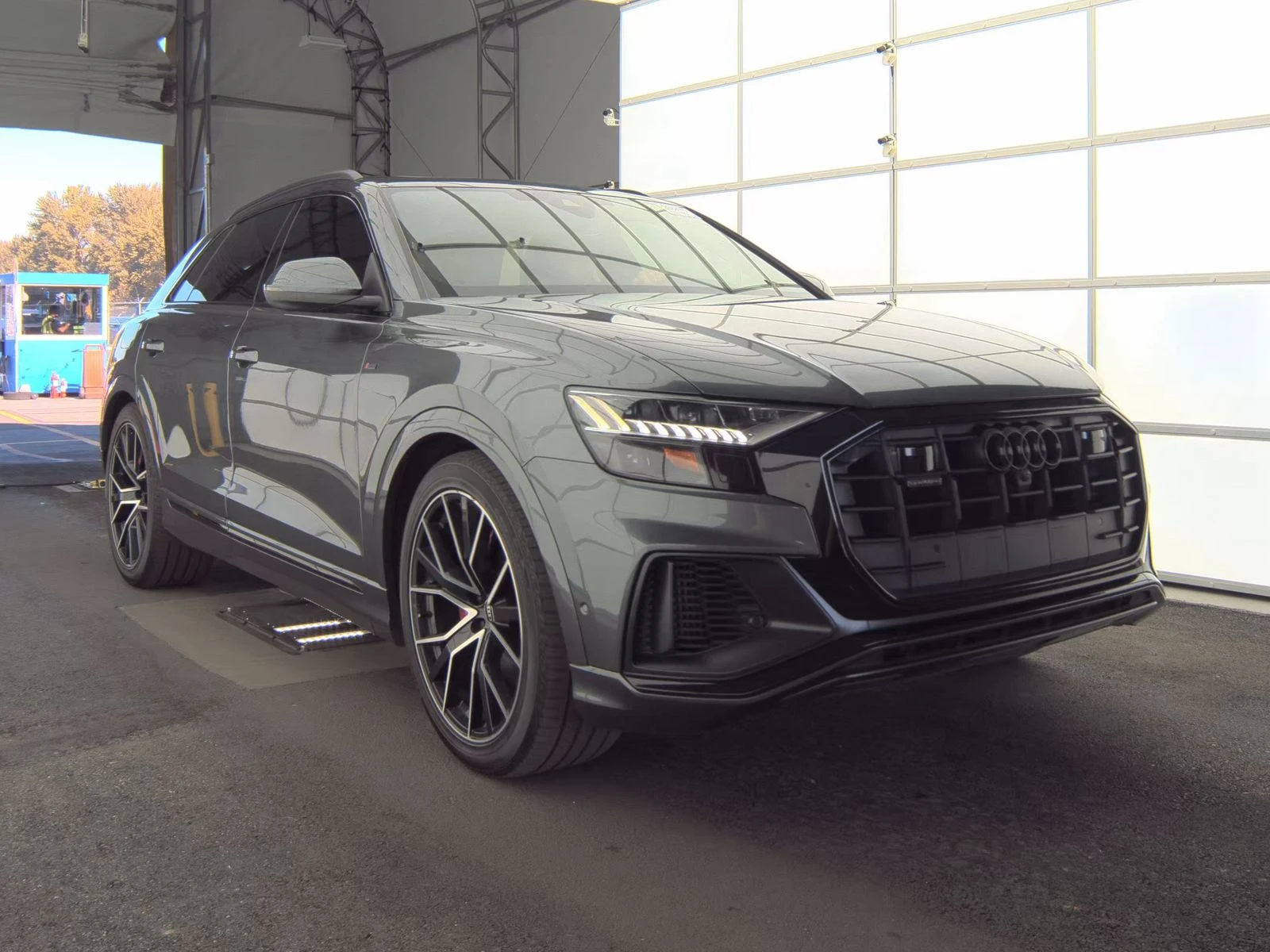 Audi Q8 MATRIX* BLACK OPTIC* DISTRONIK* PANO* B&O* KEYLESS - изображение 3