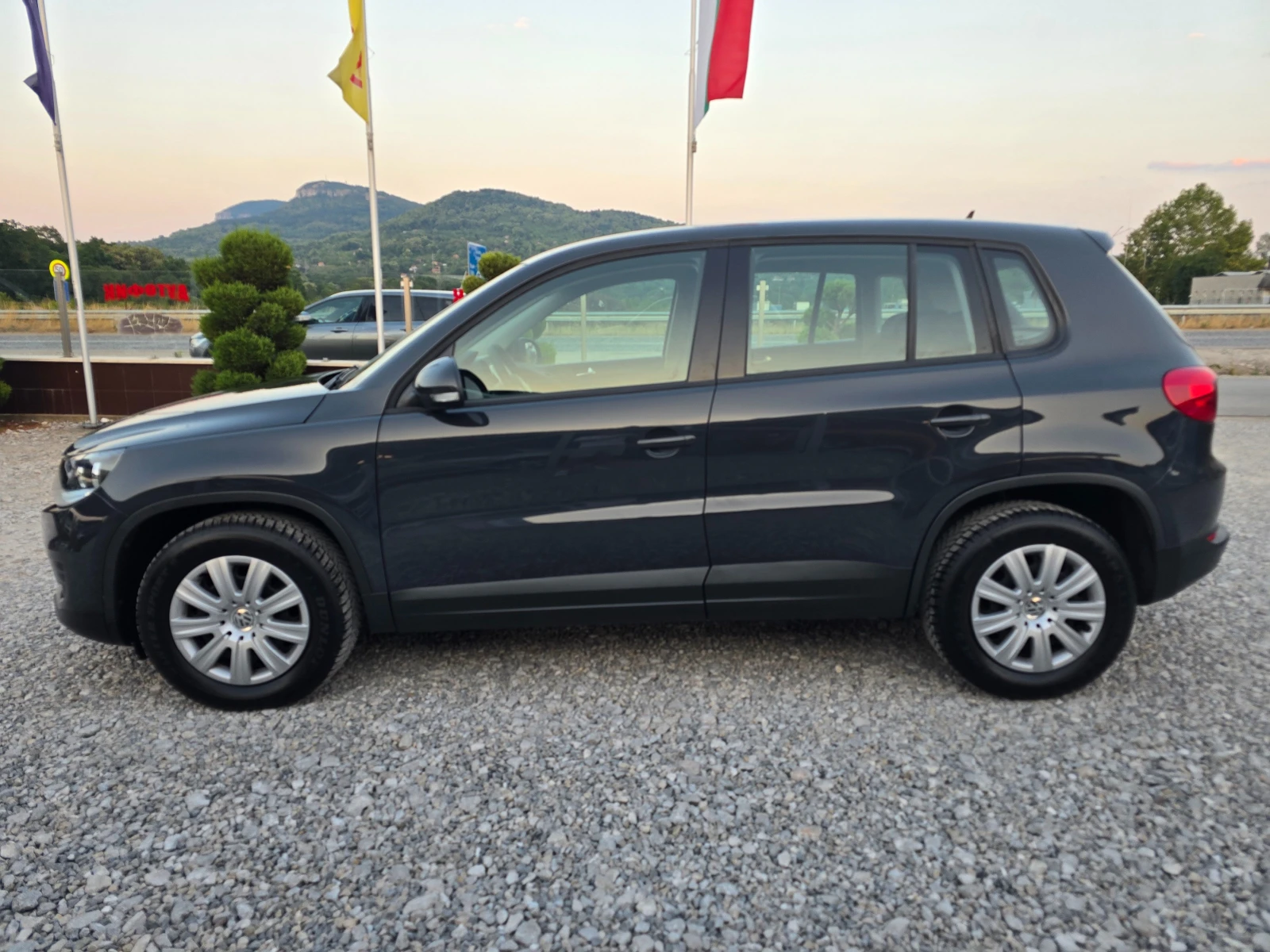 VW Tiguan 2.0 TDI BLUEMOTION !! ЕВРО 6 !! МЕДИЯ !!!, снимка 2 - Автомобили и джипове - 55767734
