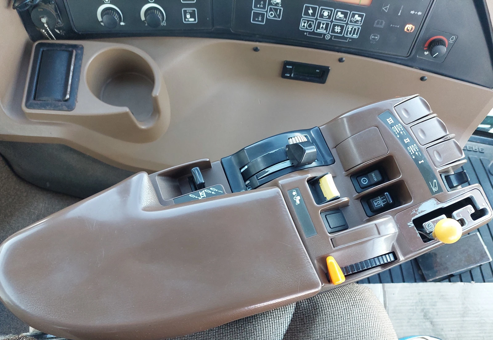 Трактор John Deere 8420 Powerschift, снимка 11 - Селскостопанска техника - 55937650