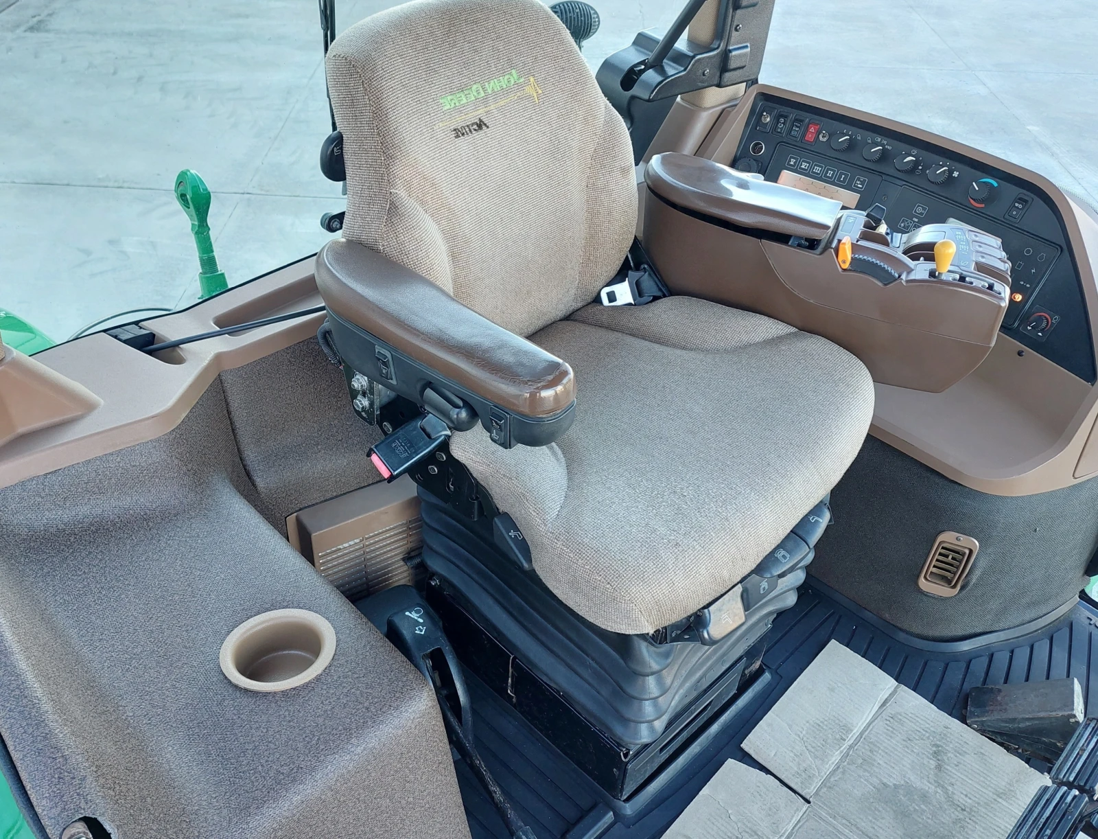 Трактор John Deere 8420 Powerschift, снимка 10 - Селскостопанска техника - 55937650