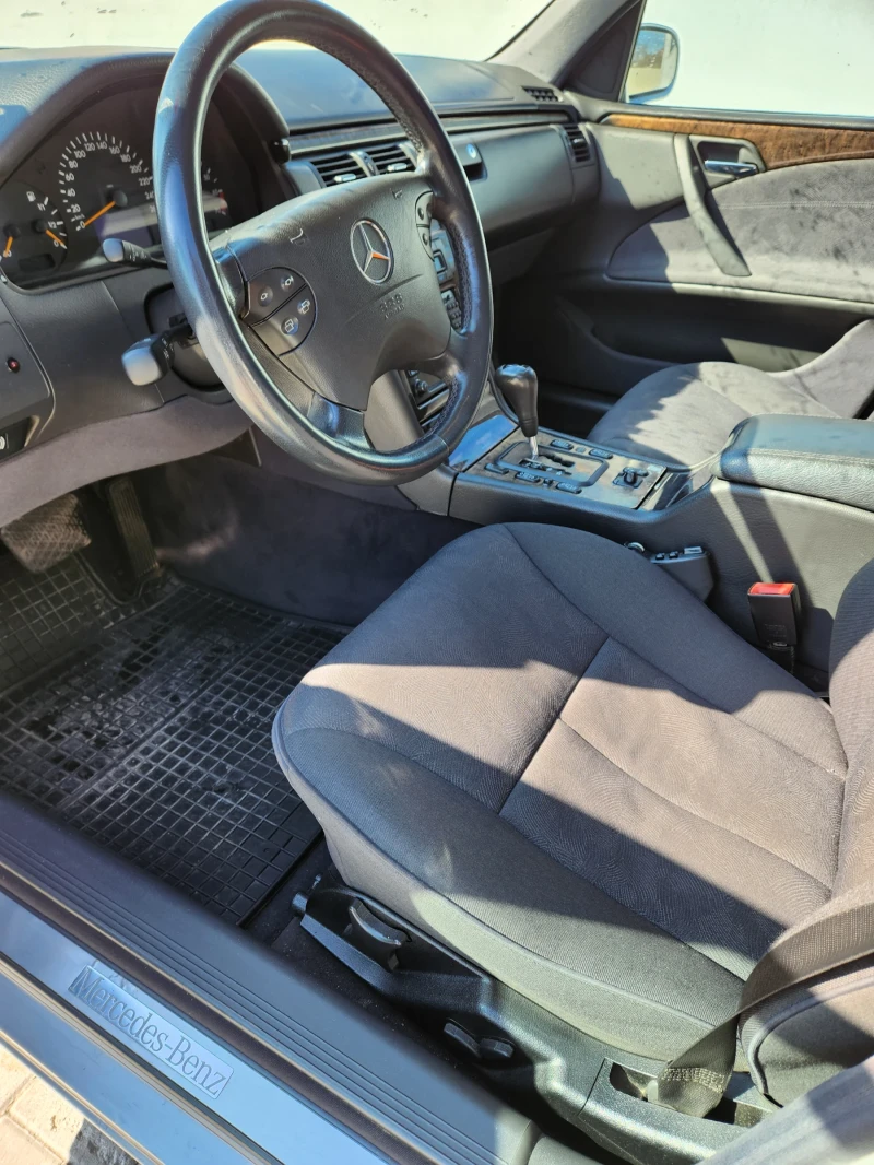 Mercedes-Benz E 320, снимка 5 - Автомобили и джипове - 51853736