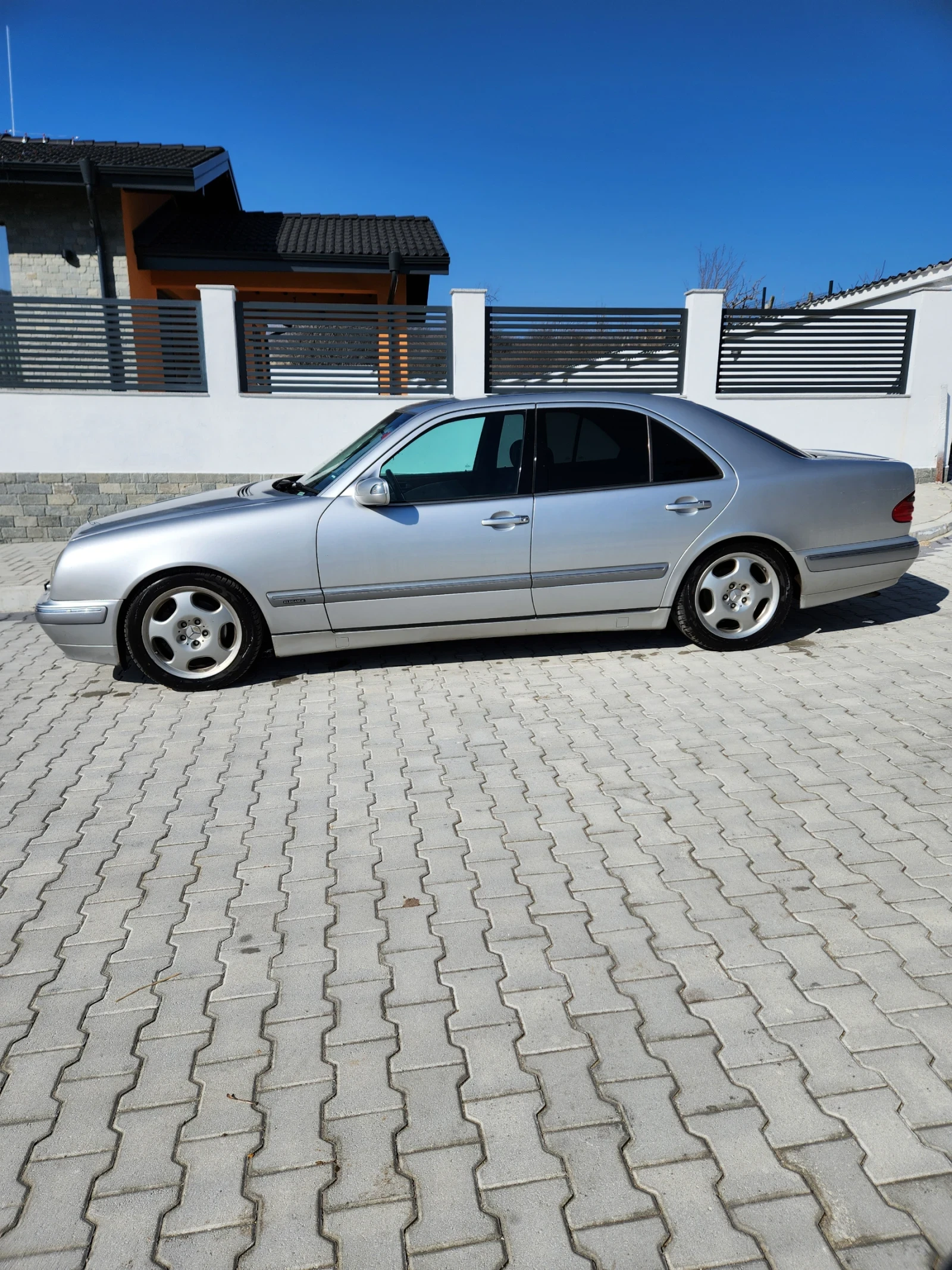 Mercedes-Benz E 320  - изображение 4