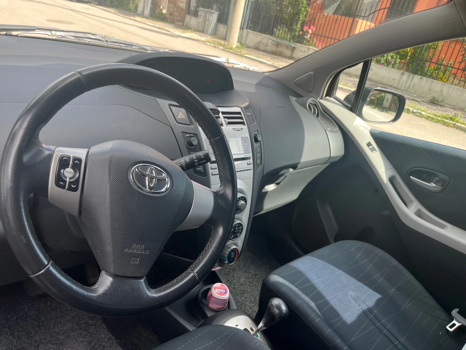 Toyota Yaris 1.3, снимка 8 - Автомобили и джипове - 54903661