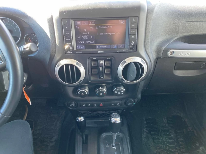 Jeep Wrangler 2017 Sahara * CARFAX * БЕЗ ПЪРВОНАЧАЛНА ВНОСКА, снимка 9 - Автомобили и джипове - 52831601