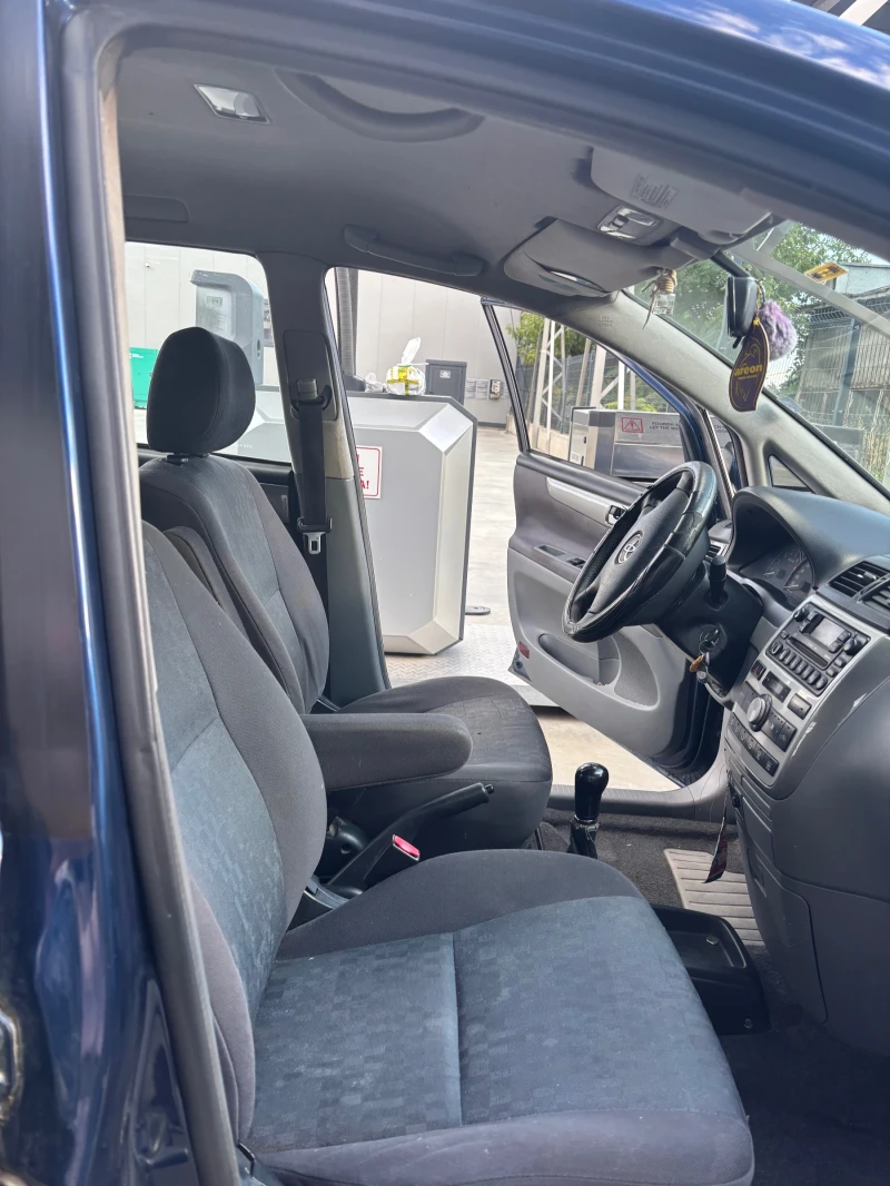 Toyota Avensis verso 2.0 D-4D, снимка 9 - Автомобили и джипове - 52674285