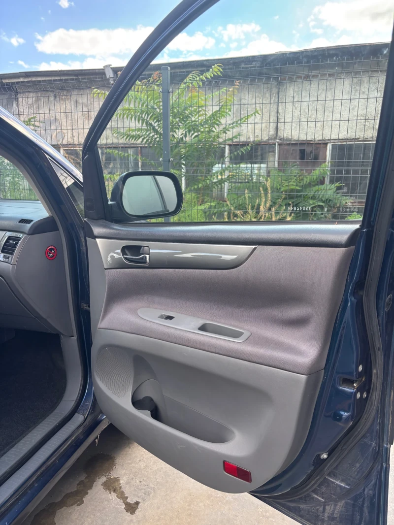 Toyota Avensis verso 2.0 D-4D, снимка 11 - Автомобили и джипове - 52674285