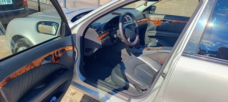 Mercedes-Benz E 320, снимка 9 - Автомобили и джипове - 53193662